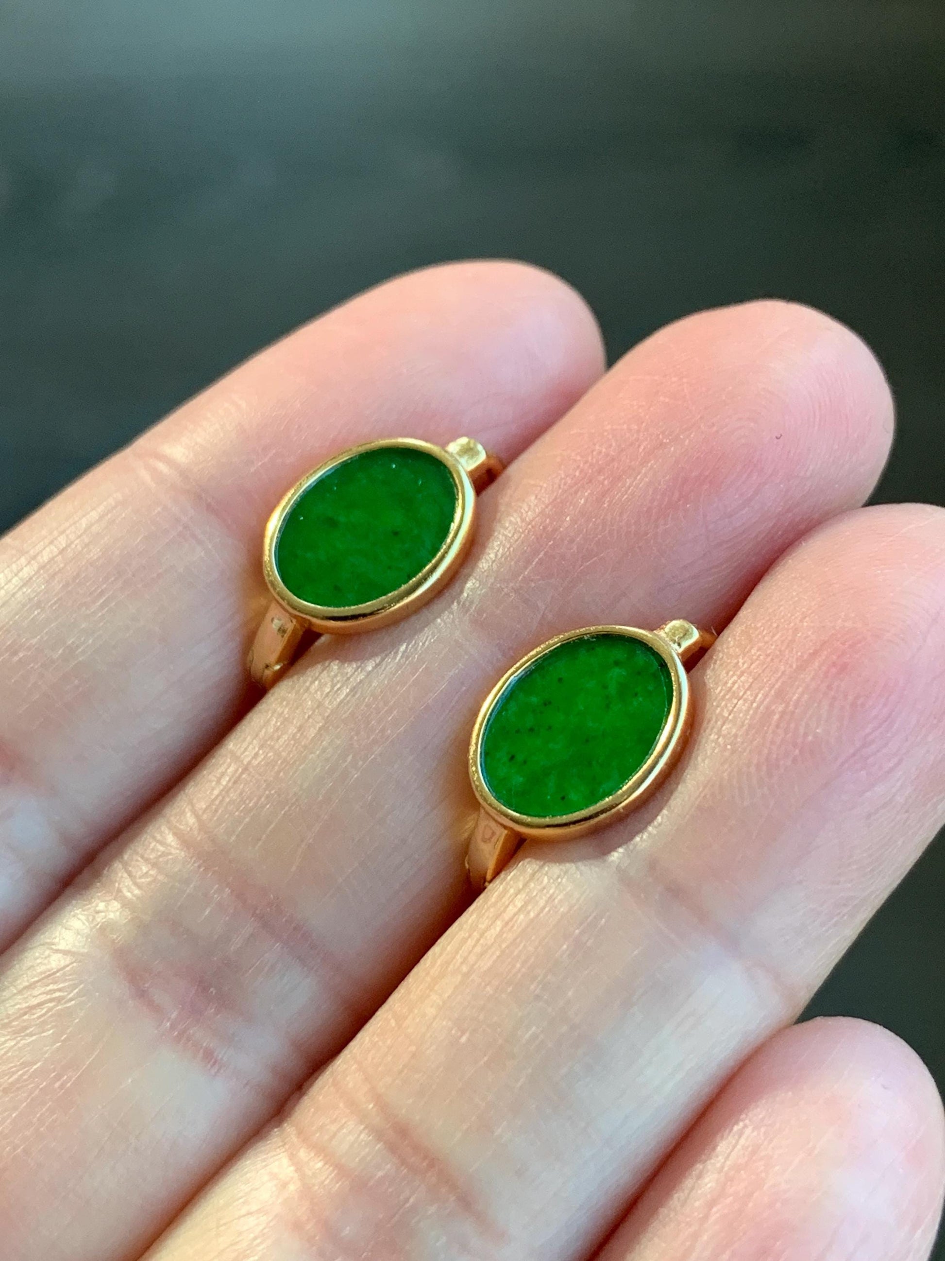 Natural Grade A Vibrant Green Jadeite Oval Huggie Hoop Earrings S925 Sterling Silver Yellow Gold Overlay 天然阳绿花青翡翠银镶耳包