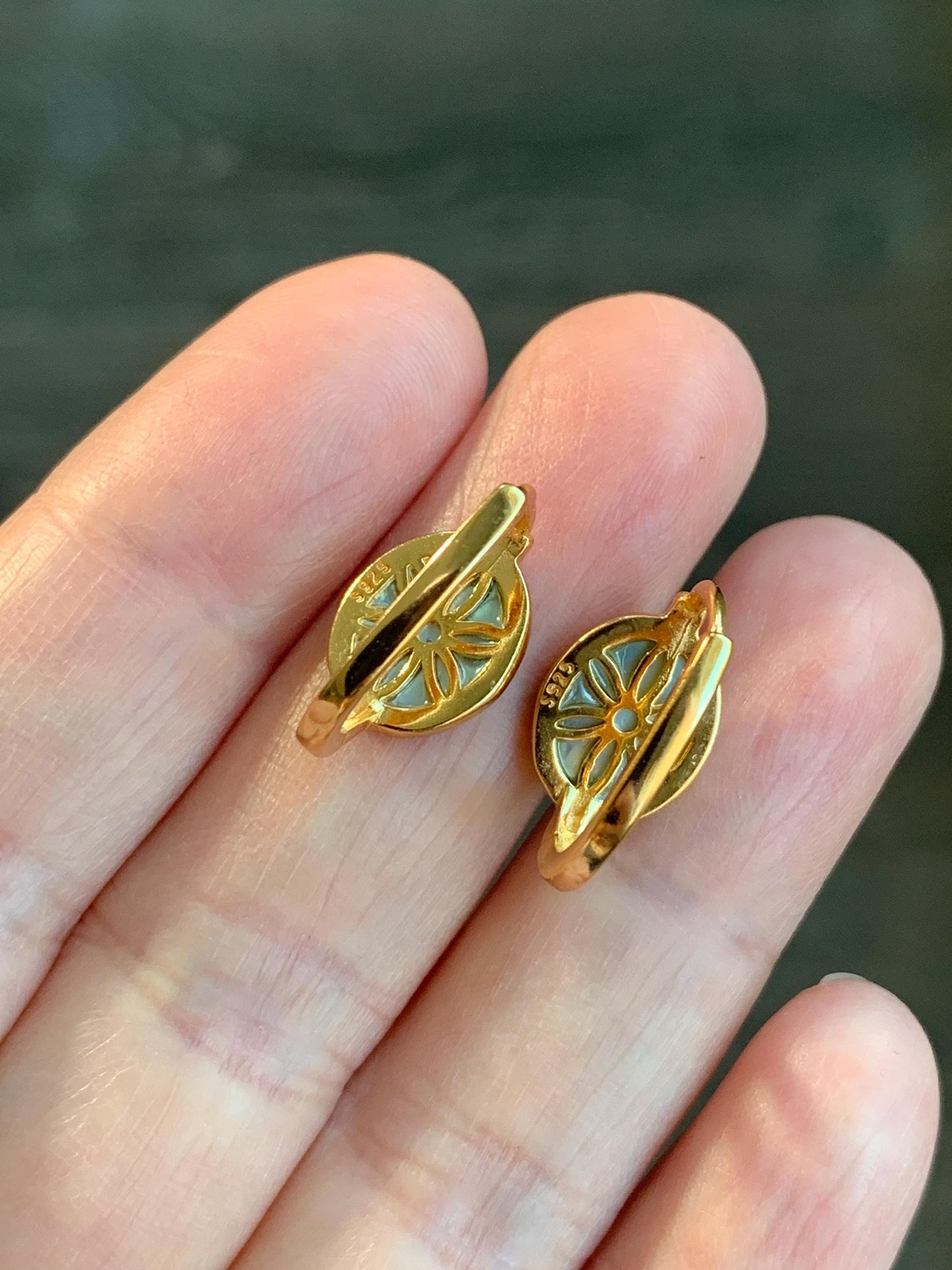 Natural Grade A Vibrant Green Jadeite Oval Huggie Hoop Earrings S925 Sterling Silver Yellow Gold Overlay 天然阳绿花青翡翠银镶耳包