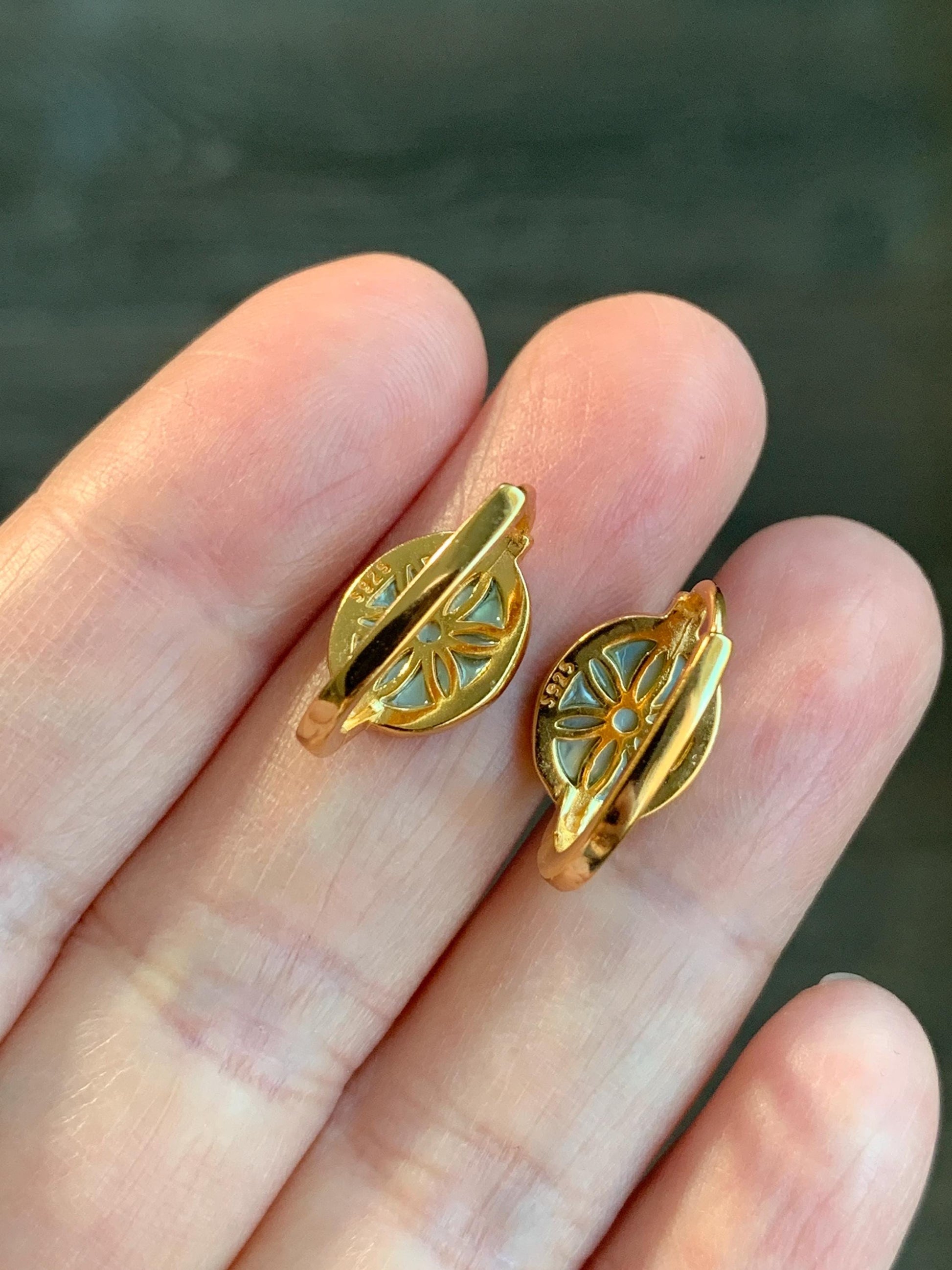 Natural Grade A Vibrant Green Jadeite Oval Huggie Hoop Earrings S925 Sterling Silver Yellow Gold Overlay 天然阳绿花青翡翠银镶耳包