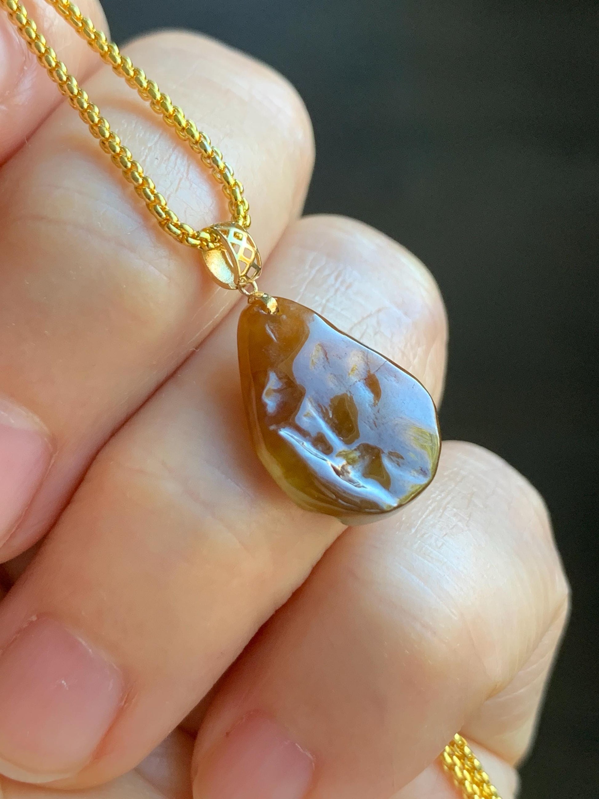Petite Natural Grade A Bicolored Light Blue & Red Icy Translucent Jadeite Carved Chanting Monk Pendant 18K Yellow Gold 天然红加淡蓝双色翡翠悟道镶嵌迷你吊坠 A