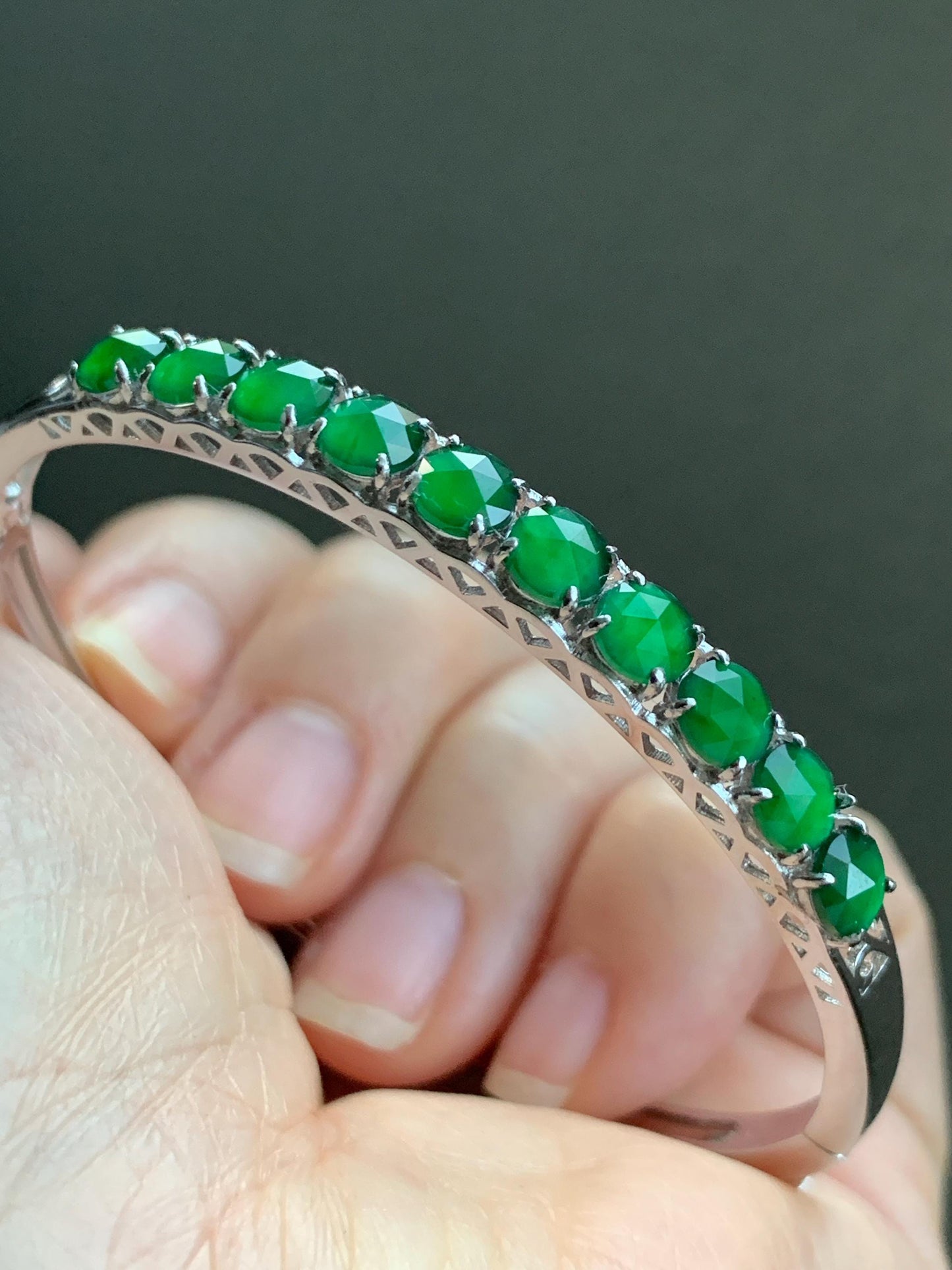 Natural Guatemalan Icy Translucent Vibrant Green Faceted Jadeite 10-Stone Bangle Bracelet Sterling Silver w/ Clasp 9g 天然冰危绿切割面翡翠银镶手镯 QGB560