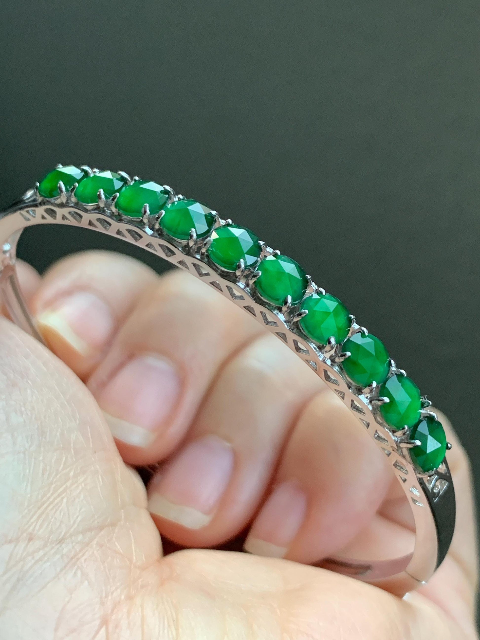 Natural Guatemalan Icy Translucent Vibrant Green Faceted Jadeite 10-Stone Bangle Bracelet Sterling Silver w/ Clasp 9g 天然冰危绿切割面翡翠银镶手镯 QGB560