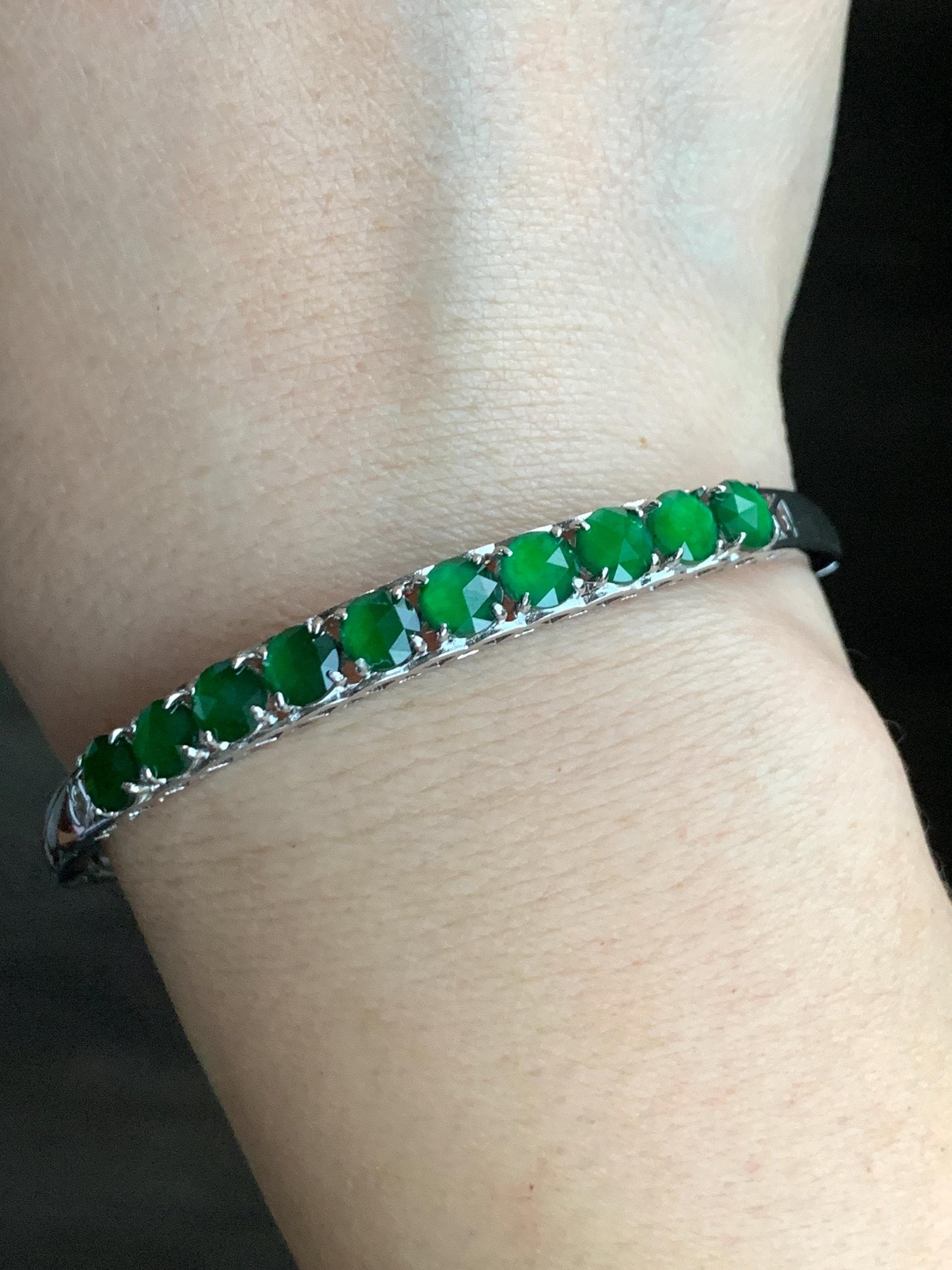 Natural Guatemalan Icy Translucent Vibrant Green Faceted Jadeite 10-Stone Bangle Bracelet Sterling Silver w/ Clasp 9g 天然冰危绿切割面翡翠银镶手镯 QGB560