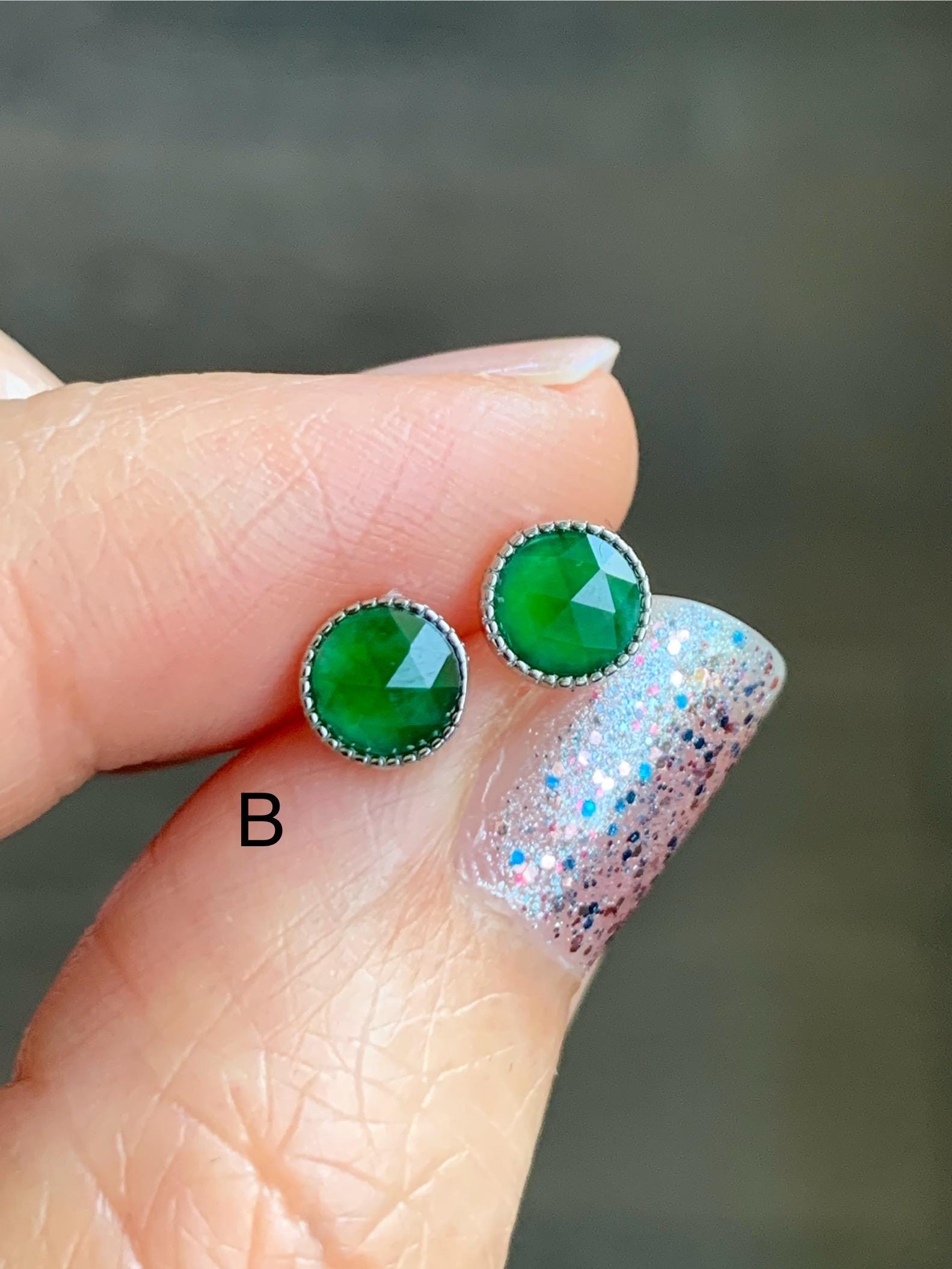 Natural Grade A Guatemalan Icy Translucent Vibrant Green Jadeite Triangle Faceted Petite Stud Earrings Sterling Silver 天然冰危绿翡翠切割面银镶耳钉 QGL55