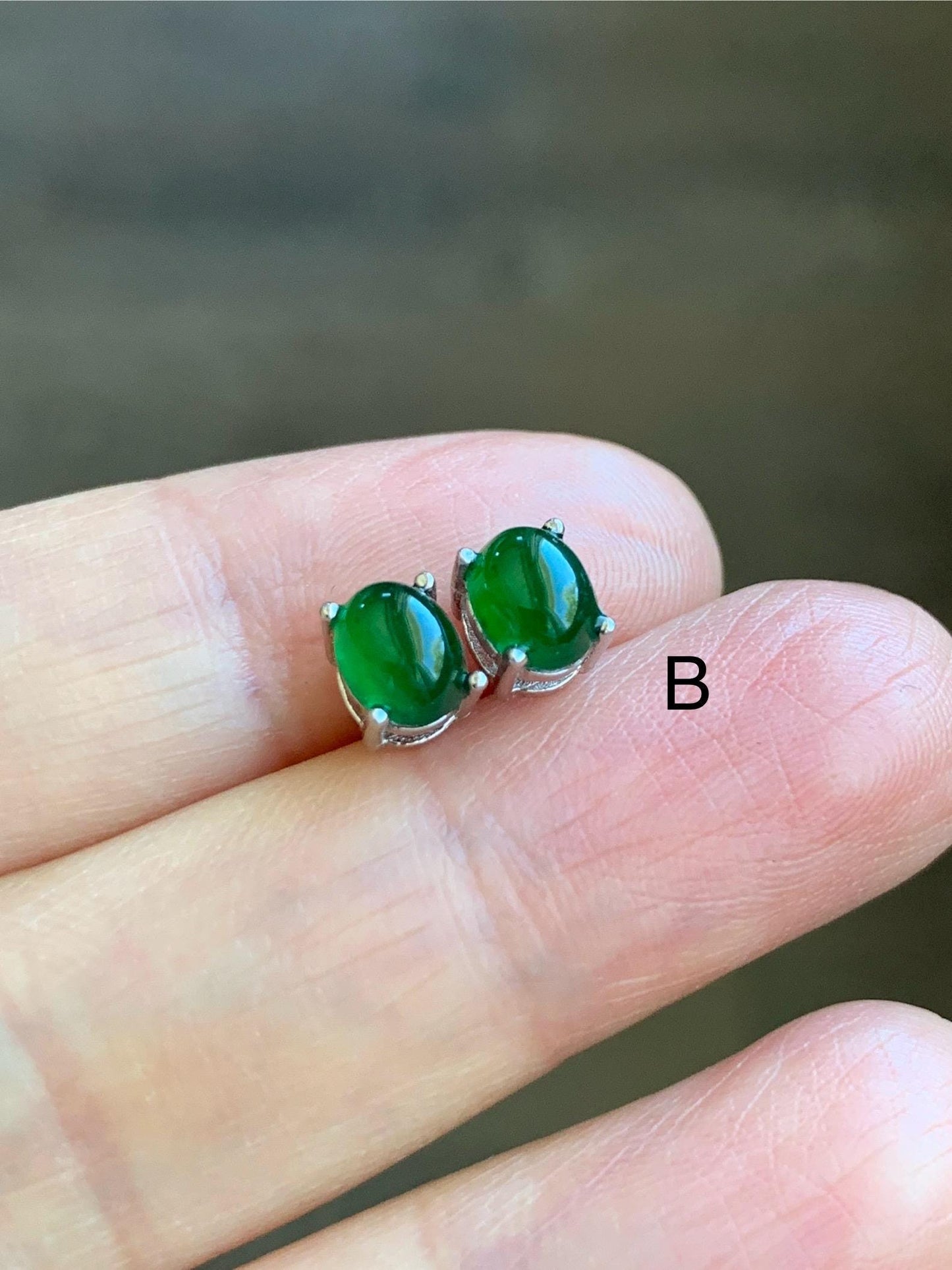 Natural Grade A Guatemalan Icy Translucent Vibrant Green Jade Jadeite Oval Cabochon Stud Earrings Sterling Silver 6x5mm 天然冰危绿翡翠椭圆银镶耳钉 TYW120