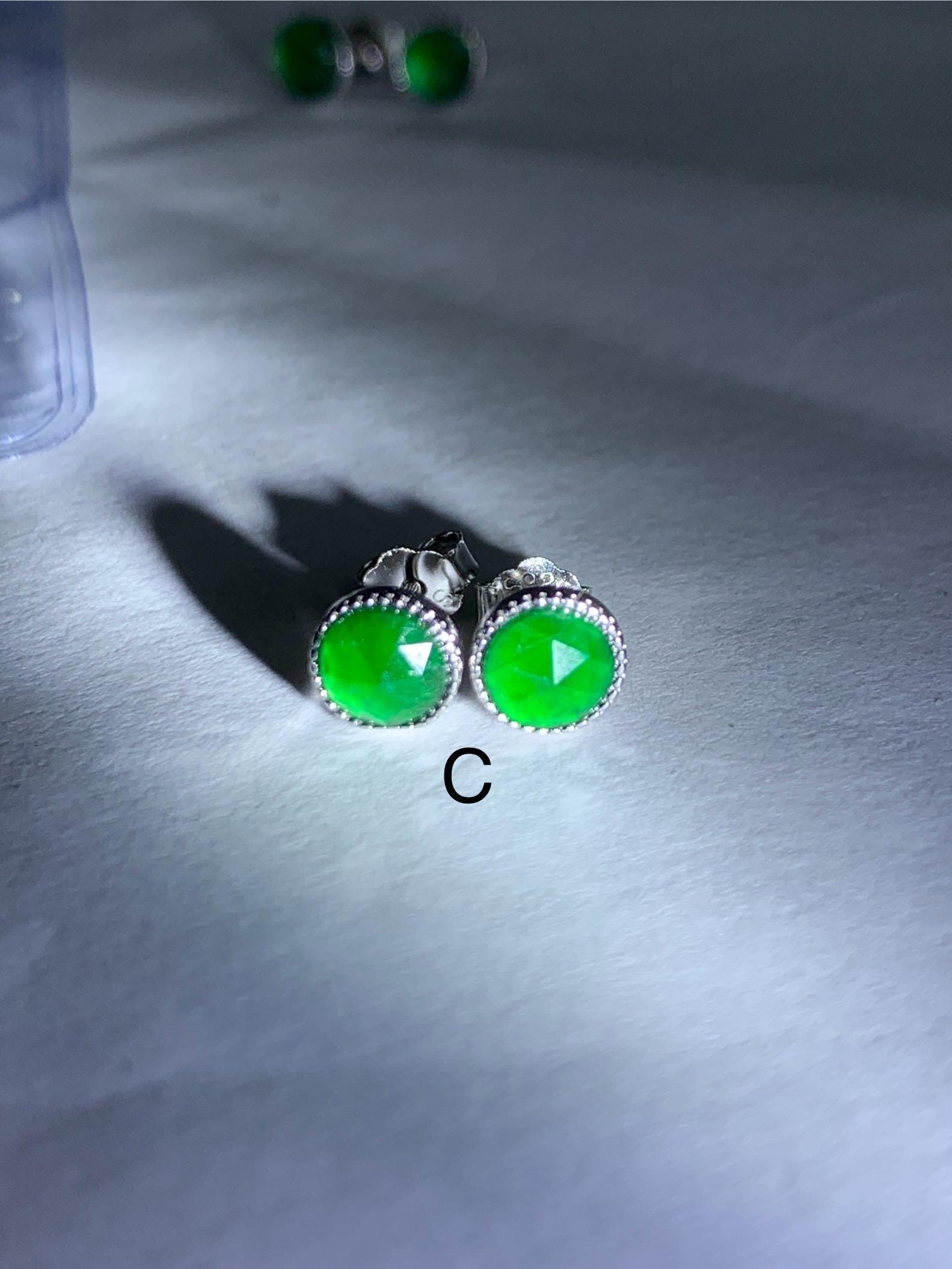 Natural Grade A Guatemalan Icy Translucent Vibrant Green Jadeite Triangle Faceted Petite Stud Earrings Sterling Silver 天然冰危绿翡翠切割面银镶耳钉 QGL55