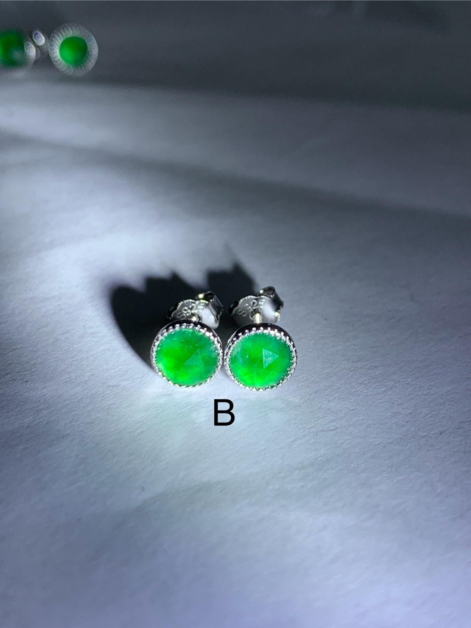 Natural Grade A Guatemalan Icy Translucent Vibrant Green Jadeite Triangle Faceted Petite Stud Earrings Sterling Silver 天然冰危绿翡翠切割面银镶耳钉 QGL55