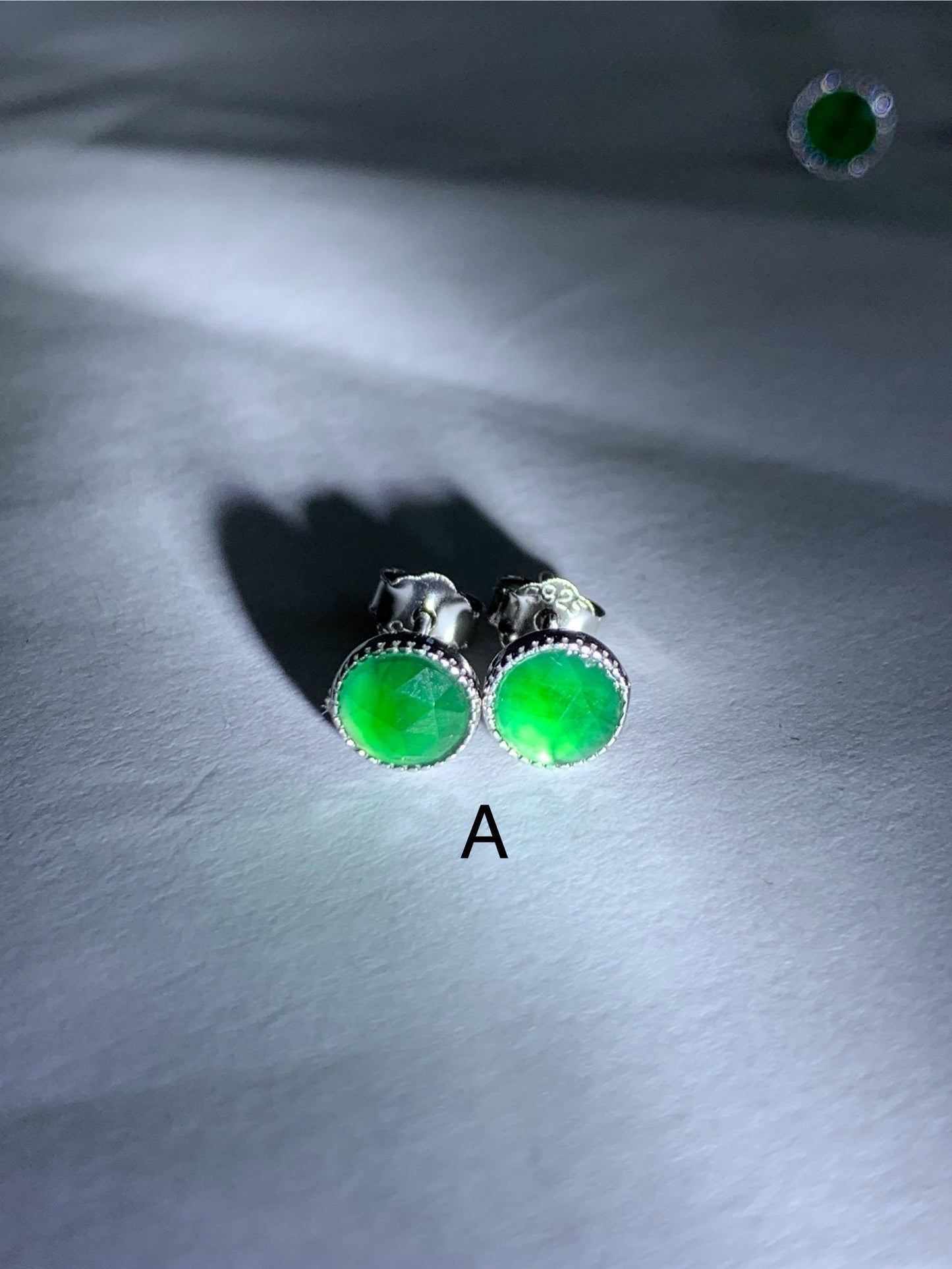 Natural Grade A Guatemalan Icy Translucent Vibrant Green Jadeite Triangle Faceted Petite Stud Earrings Sterling Silver 天然冰危绿翡翠切割面银镶耳钉 QGL55