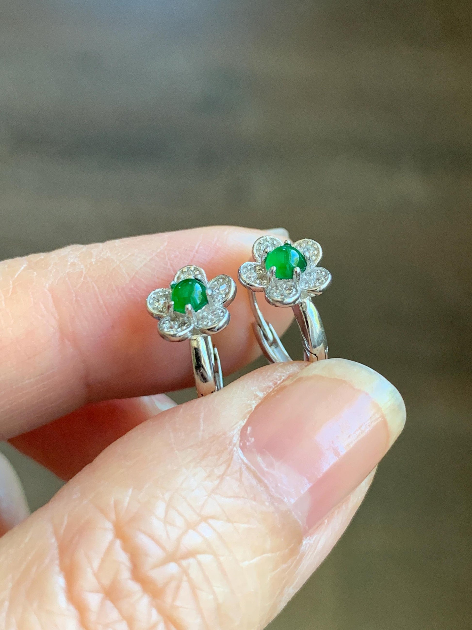 Natural Grade A Guatemalan Icy Translucent Vibrant Green Jade Jadeite Cherry Blossom Hoop Huggie Earrings Sterling Silver 天然冰危绿翡翠梅花款耳包 ZMH68