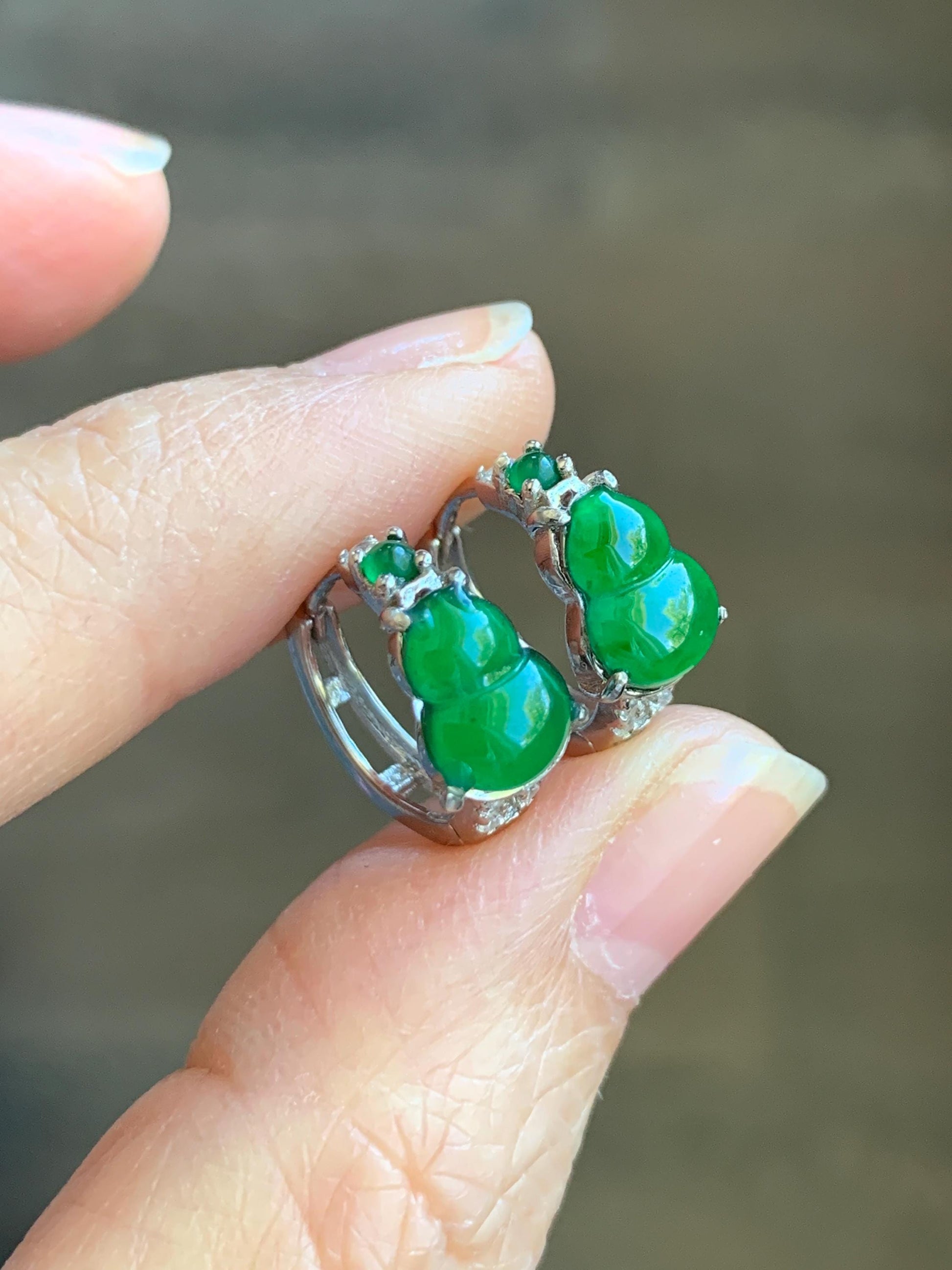 Natural Grade A Guatemalan Icy Translucent Vibrant Green Jade Jadeite Hulu Gourd Huggie Hoop Earrings Sterling Silver 天然冰危绿翡翠葫芦银镶耳包 DHL130