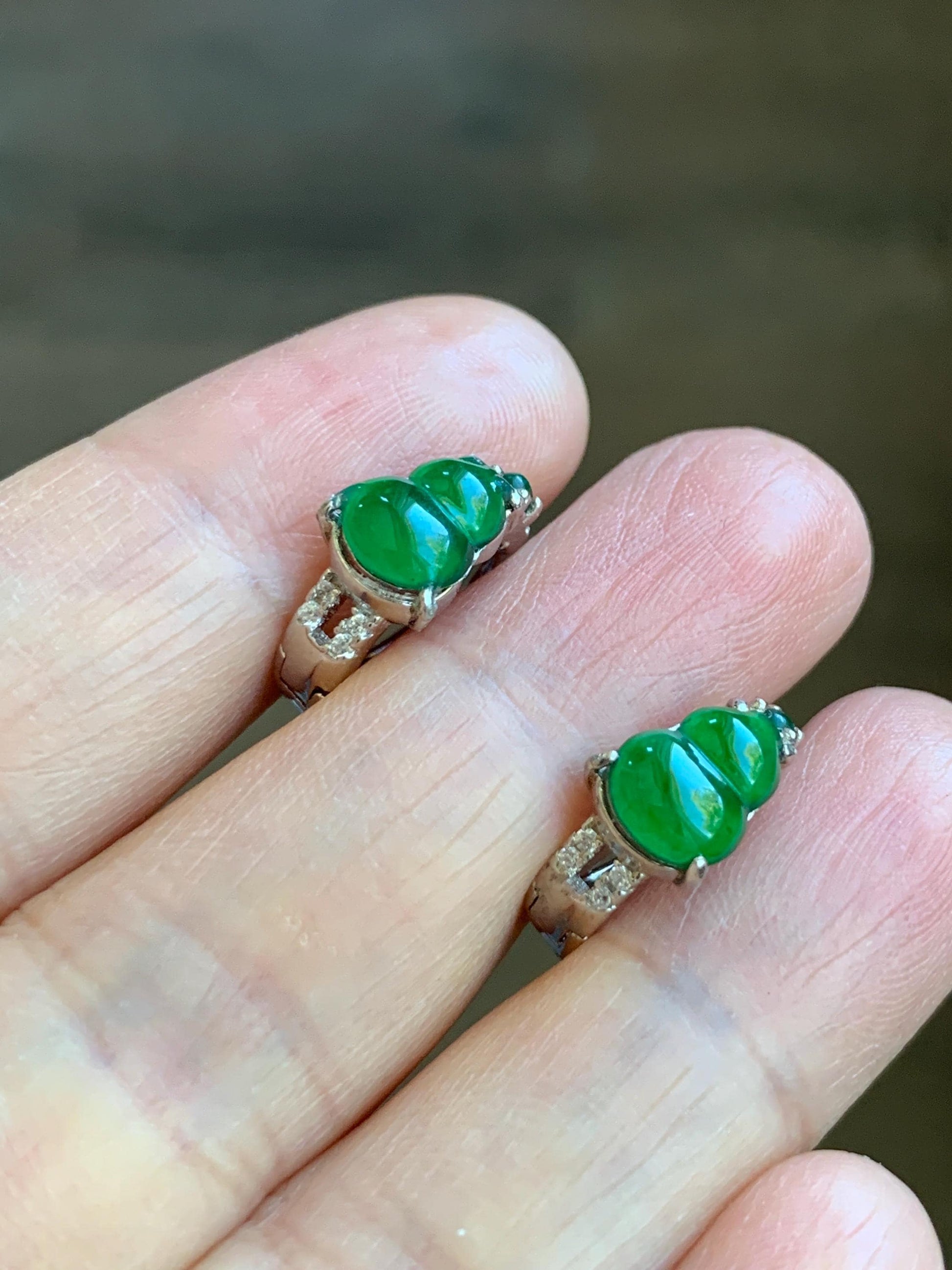 Natural Grade A Guatemalan Icy Translucent Vibrant Green Jade Jadeite Hulu Gourd Huggie Hoop Earrings Sterling Silver 天然冰危绿翡翠葫芦银镶耳包 DHL130