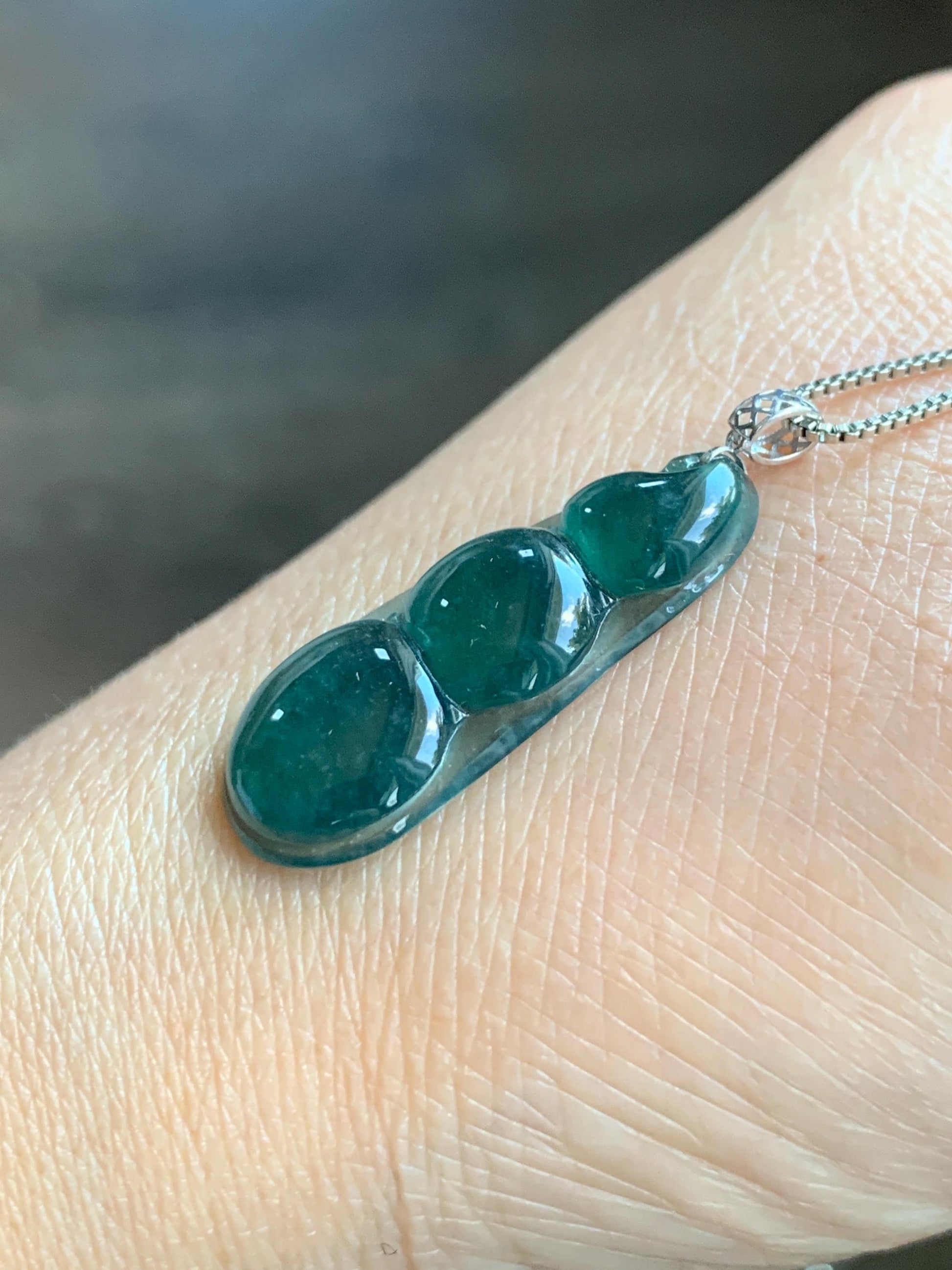 Natural Grade A Guatemalan Icy Translucent Dark Teal Blue Jadeite Carved Peapod Pendant 18K White Gold 天然冰危深蓝绿翡翠福豆镶嵌吊坠 WLD220-A