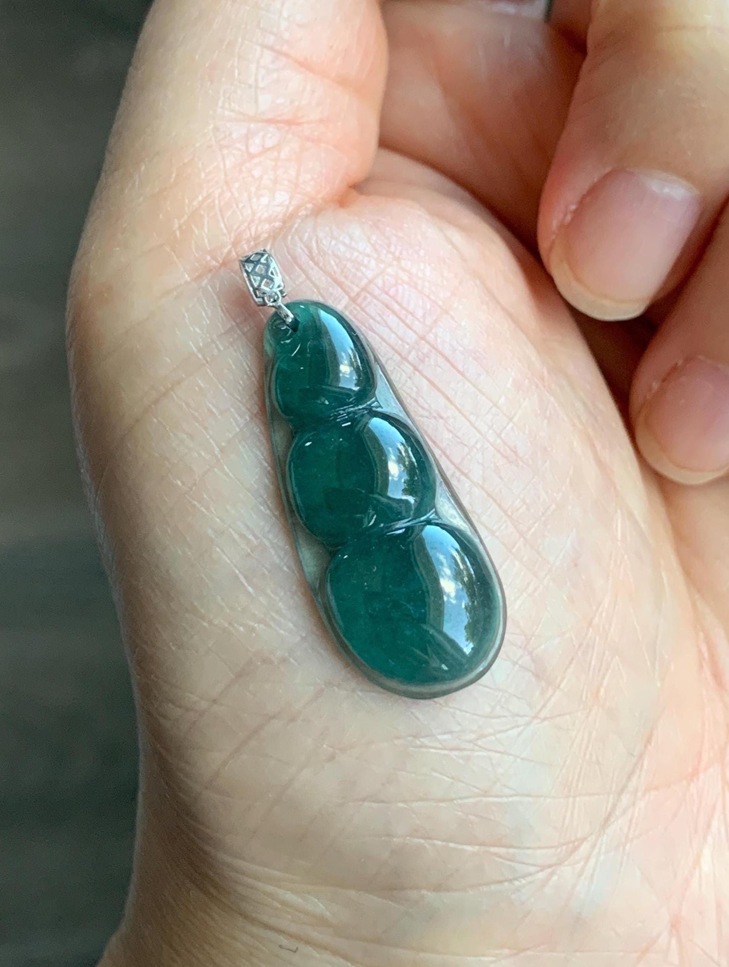 Natural Grade A Guatemalan Icy Translucent Dark Teal Blue Jadeite Carved Peapod Pendant 18K White Gold 天然冰危深蓝绿翡翠福豆镶嵌吊坠 WLD220-A