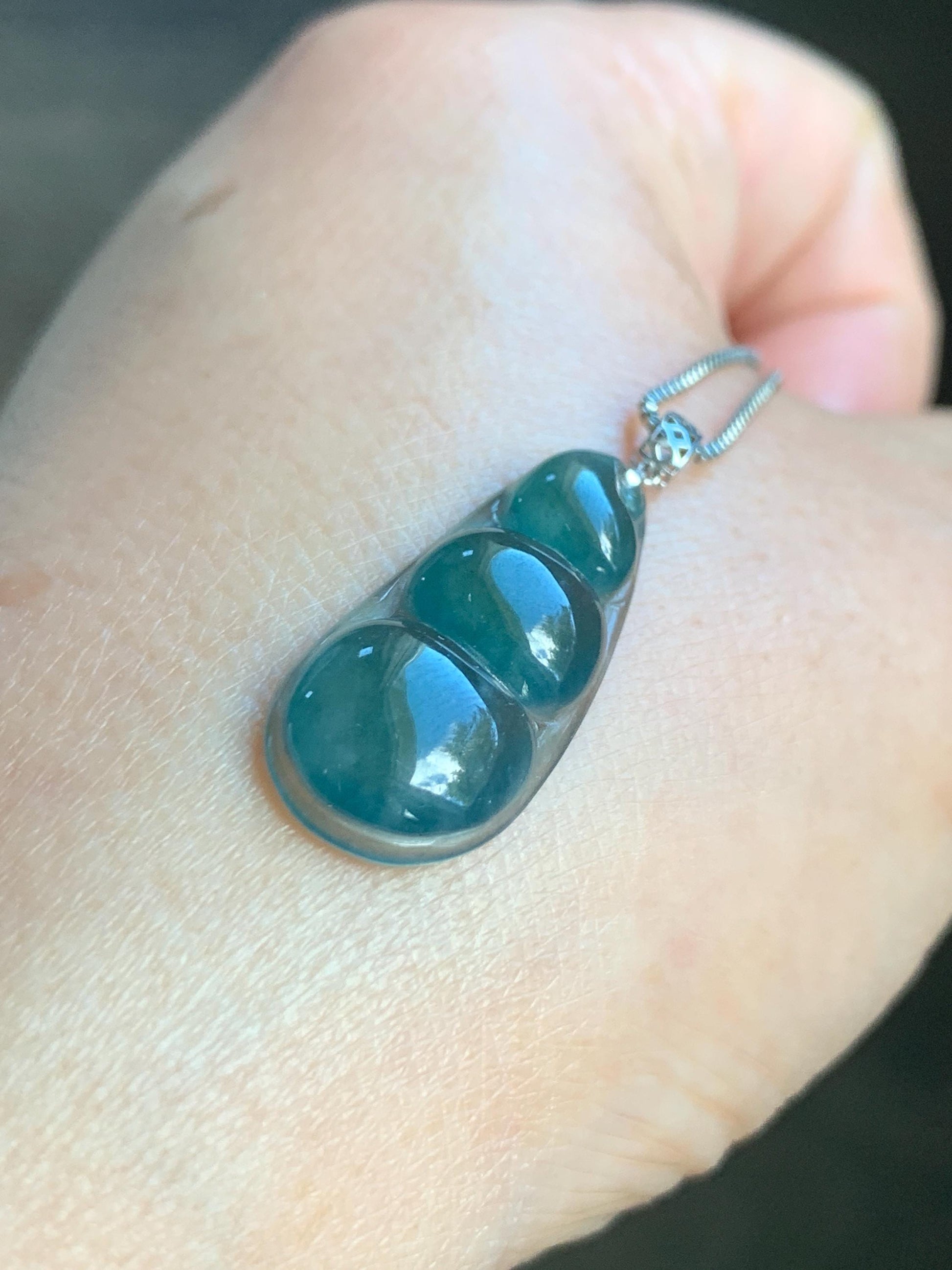 Natural Grade A Guatemalan Icy Translucent Dark Teal Blue Jadeite Carved Peapod Pendant 18K White Gold 天然冰危深蓝绿翡翠福豆镶嵌吊坠 WLD220-D