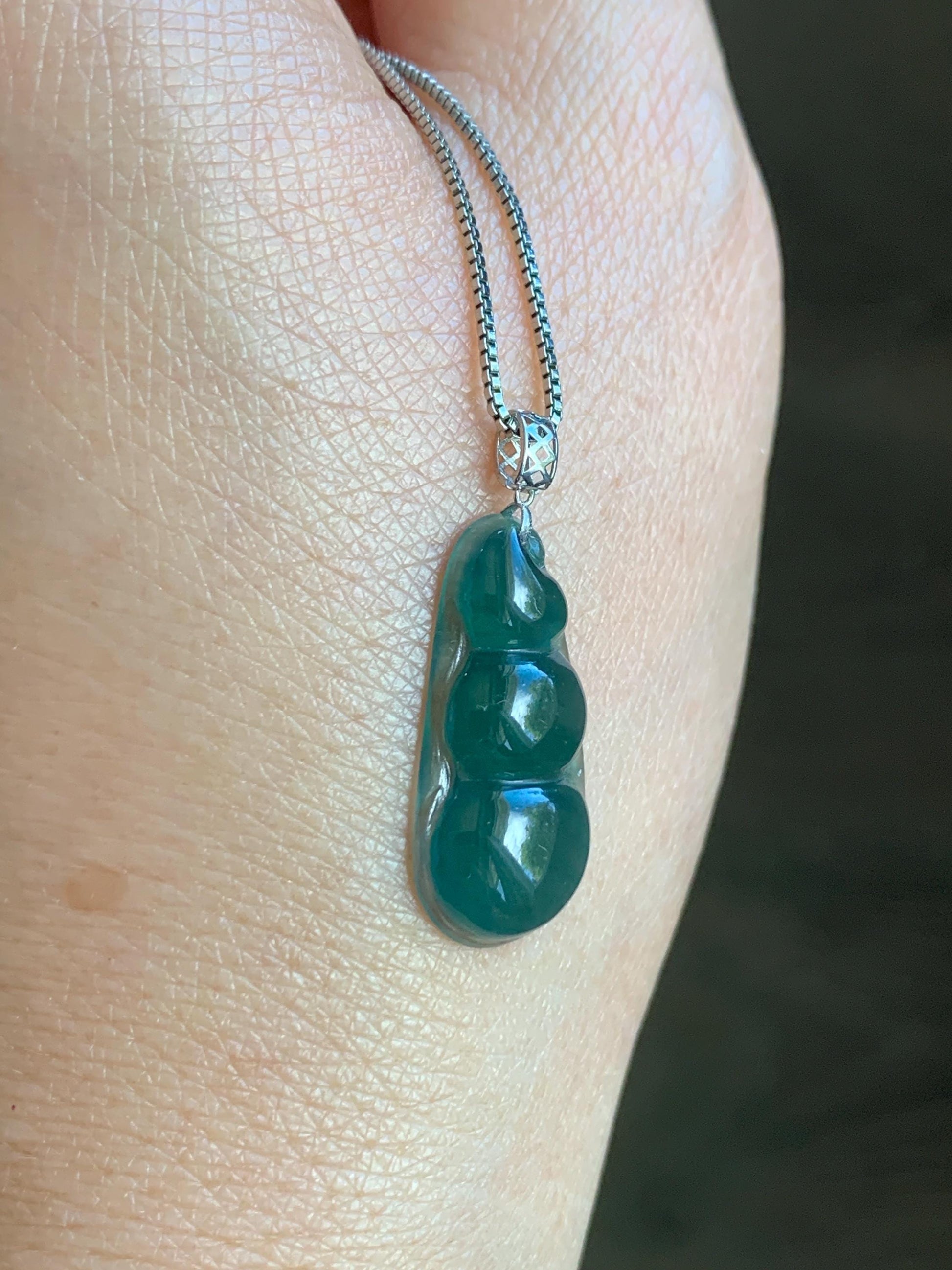 Natural Grade A Guatemalan Icy Translucent Dark Teal Blue Jadeite Carved Peapod Pendant 18K White Gold 天然冰危深蓝绿翡翠福豆镶嵌吊坠 WLD220-C