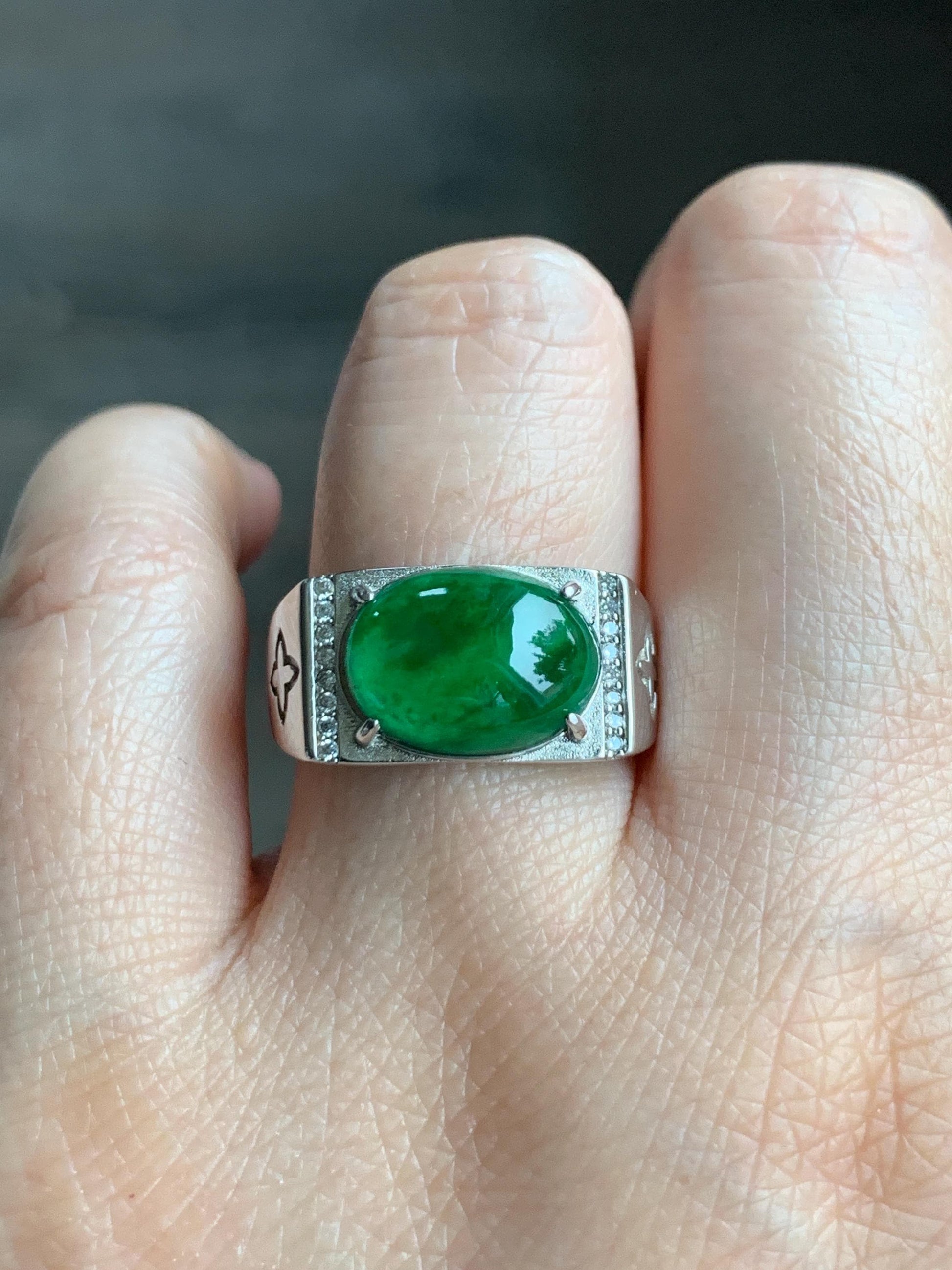Natural Grade A Icy Translucent Vibrant Green Jadeite Oval Cabochon Solitaire Ring Sterling Silver Size 8.5 Adjustable 天然冰危绿翡翠蛋面银镶戒指 WLT150
