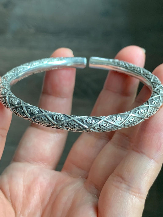 Solid 999 Sterling Silver Open Bangle Bracelet Chinese Knots & Happiness Engraving 40 grams Adjustable 纯足银999中国结福字开口手镯