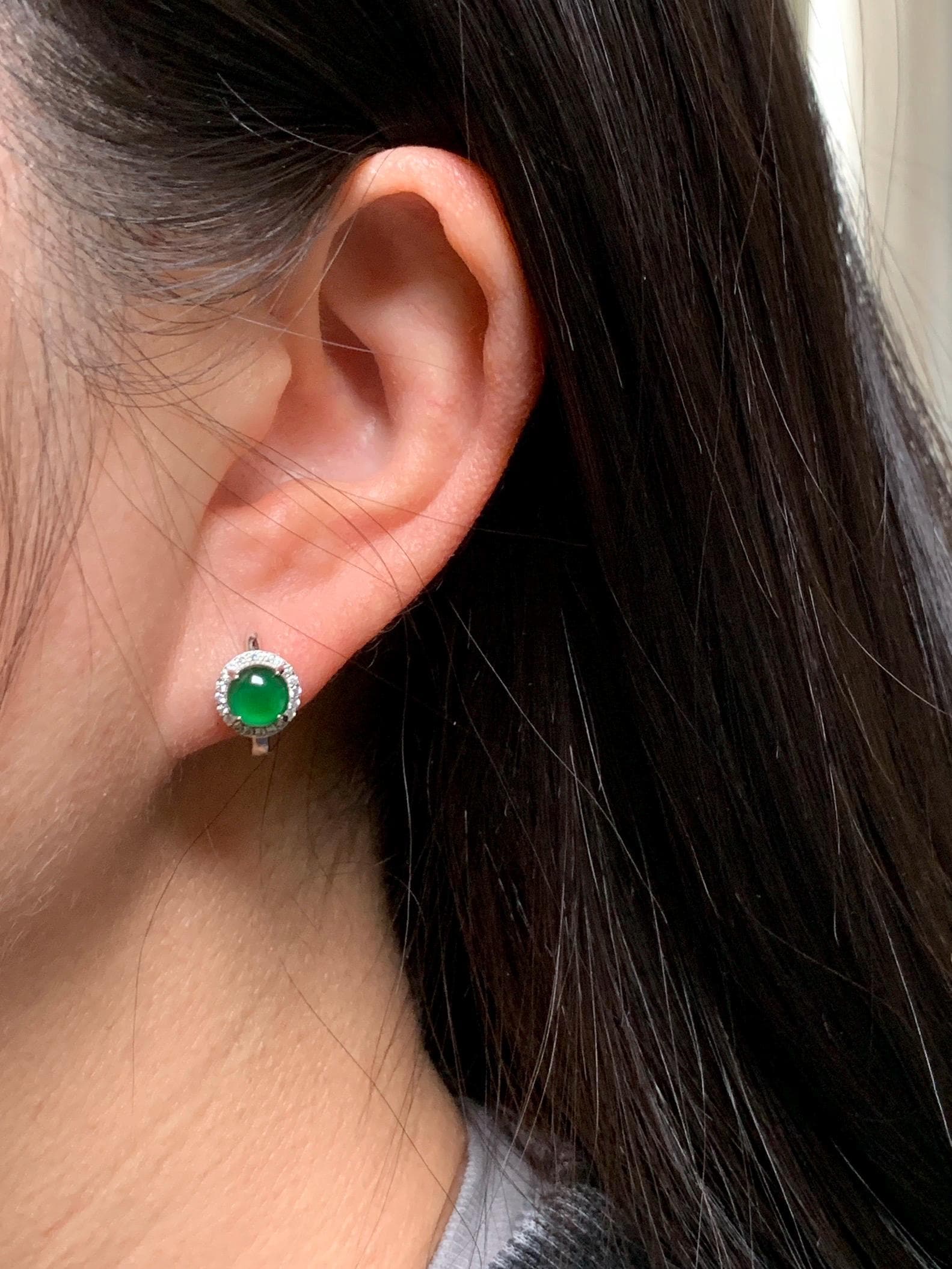 Natural Grade A Guatemalan Icy Translucent Vibrant Green Jade Jadeite Halo Style Huggie Hoop Earrings Sterling Silver 天然冰危绿翡翠镶嵌耳包 LEB128