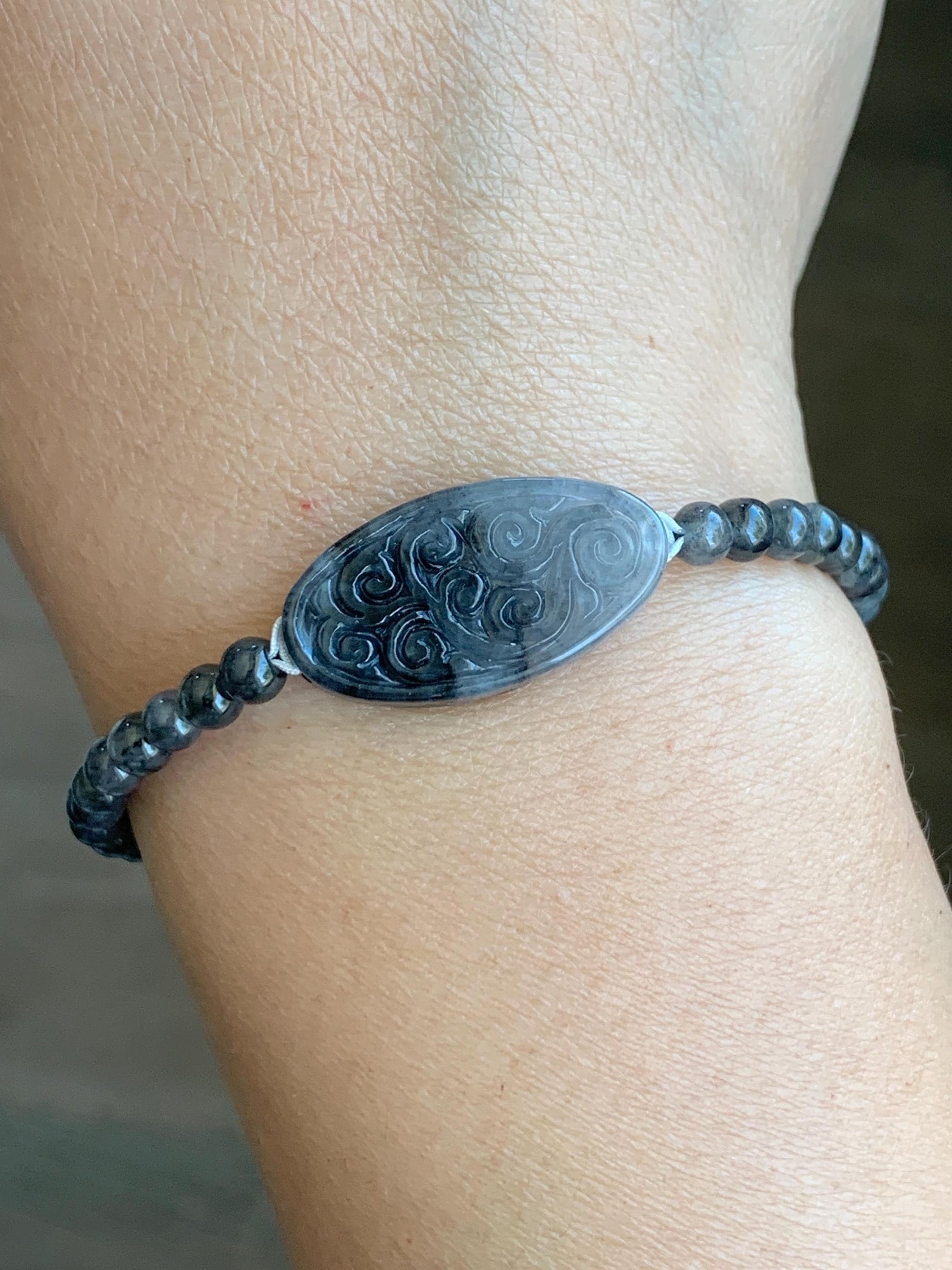 Natural Grade A Icy Highly Translucent Gelatinous Wuji Jade Jadeite Engraved Oval Coin Petite Beaded Bracelet 6.75 8g 天然冰胶乌鸡翡翠手牌圆珠手串 WJP165