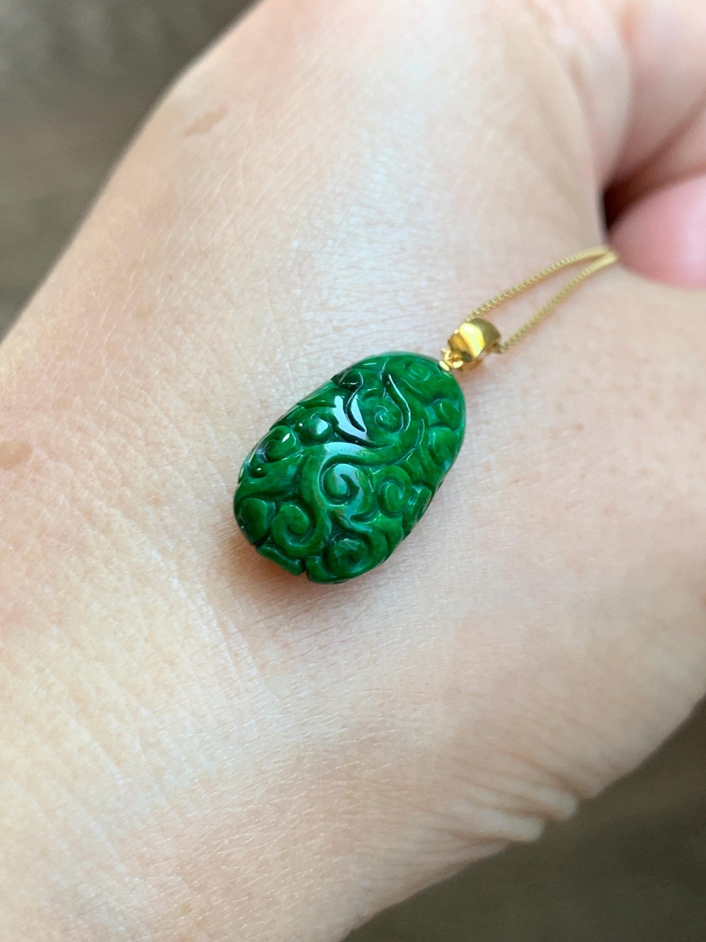 Certified Natural Grade A Icy Vibrant Hot Green Jade Jadeite Engraved Teardrop Pendant 18K Yellow Gold 2.11g 天然辣绿花青翡翠仿古雕水滴吊坠 9438