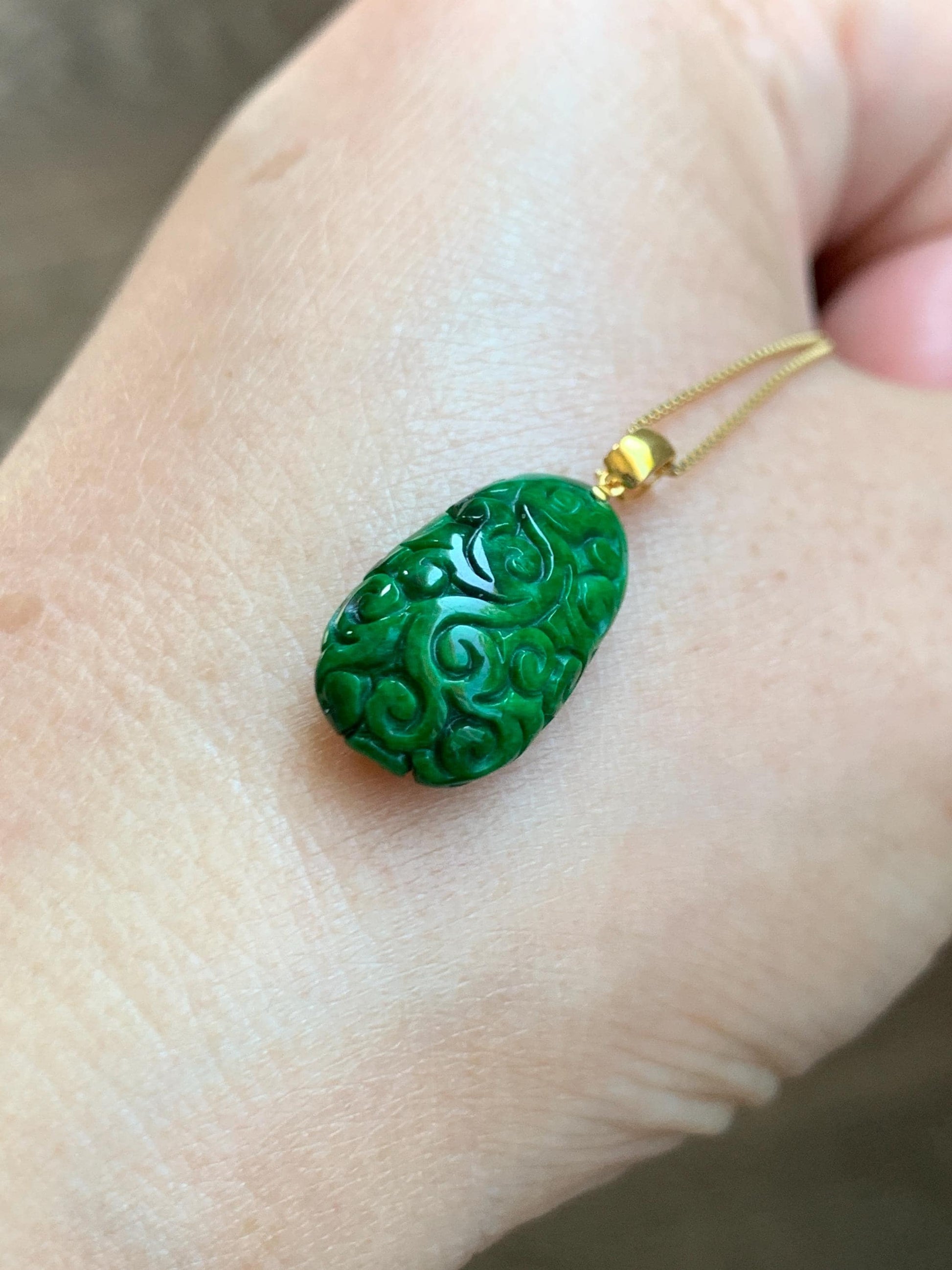 Certified Natural Grade A Icy Vibrant Hot Green Jade Jadeite Engraved Teardrop Pendant 18K Yellow Gold 2.11g 天然辣绿花青翡翠仿古雕水滴吊坠 9438