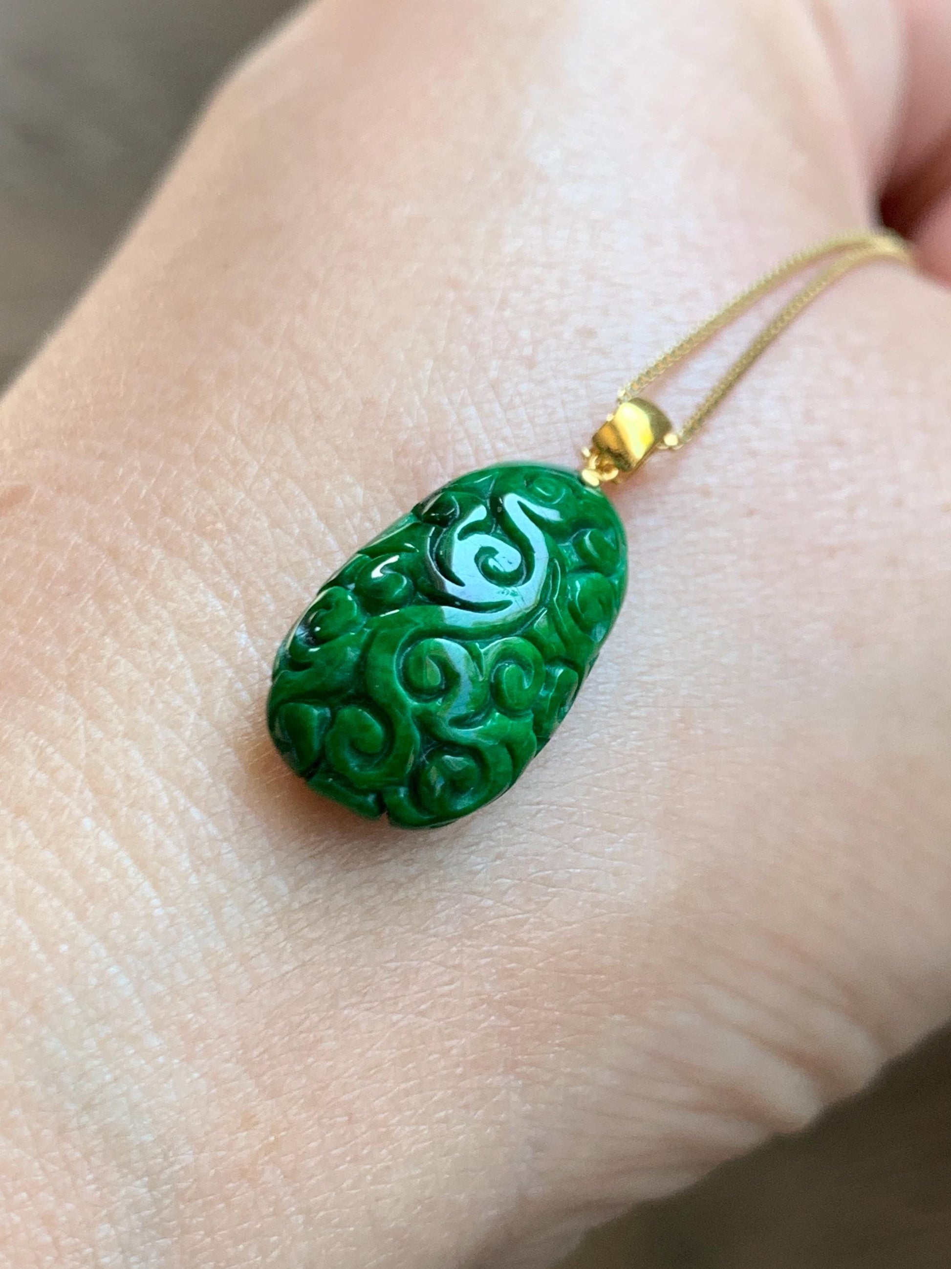 Certified Natural Grade A Icy Vibrant Hot Green Jade Jadeite Engraved Teardrop Pendant 18K Yellow Gold 2.11g 天然辣绿花青翡翠仿古雕水滴吊坠 9438