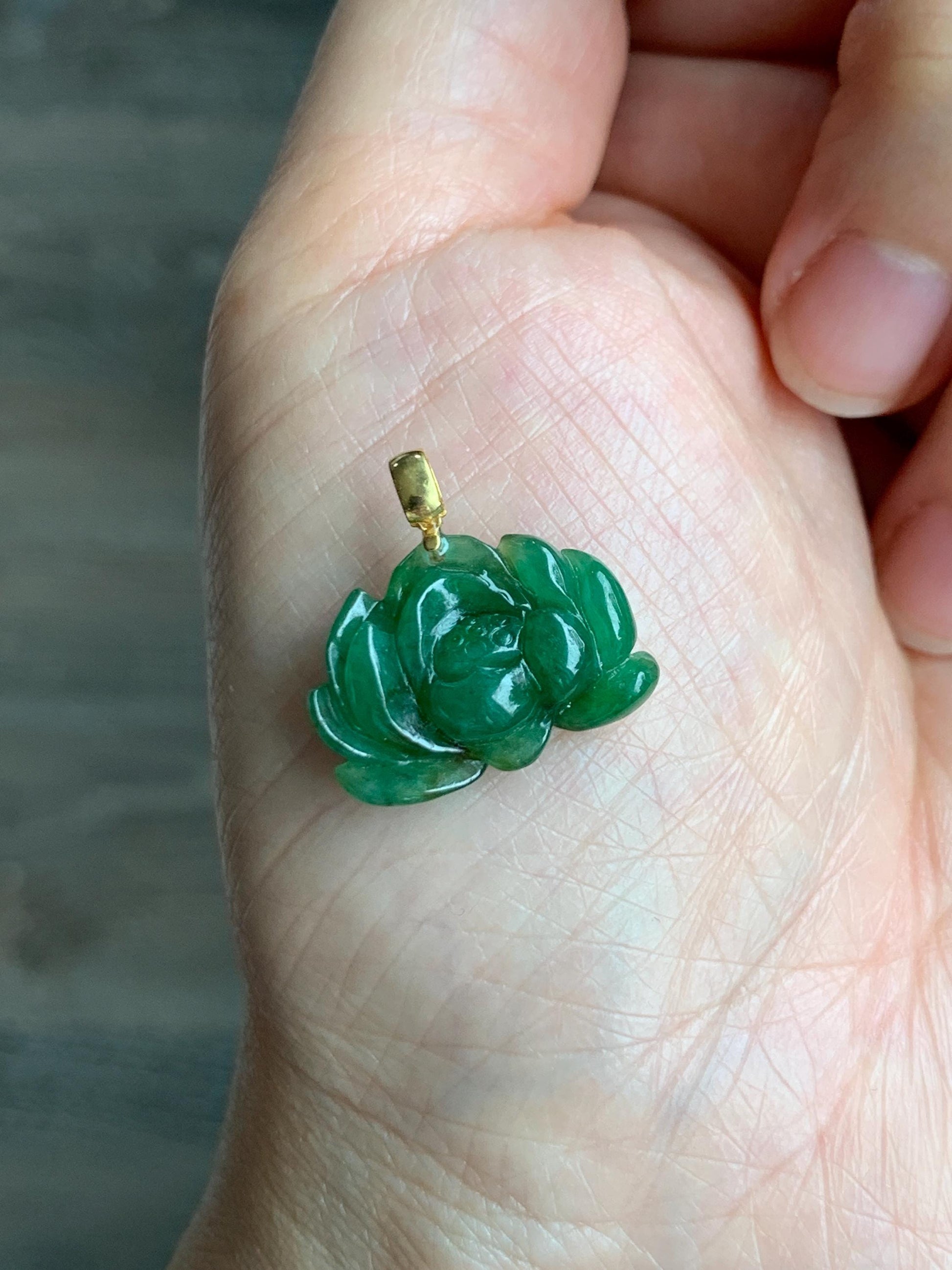 Natural Grade A Icy Translucent Gelatinous Intense Green Jade Jadeite Lotus Flower Pendant 18K Yellow Gold 2g 天然冰胶浓绿翡翠荷花镶嵌吊坠 MNL260