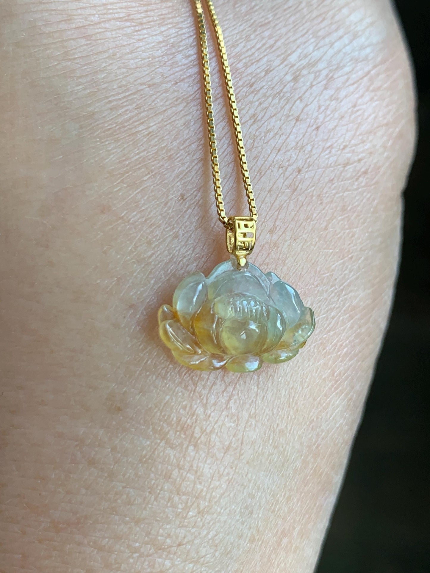 Grade A Natural Icy Highly Translucent Beige Yellow Marbled Jadeite Lotus Flower Petite Pendant 18K Yellow Gold 天然冰糖黄翡翠迷你莲花镶嵌吊坠 XML250B