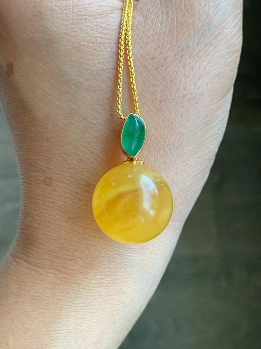 Certified Natural Grade A Icy Translucent Green Jadeite Natural Rich Honey Beewax Sphere Pendant 18K Yellow Gold 4.99g 天然冰绿翡翠马眼蜜蜡单珠镶嵌吊坠 9475