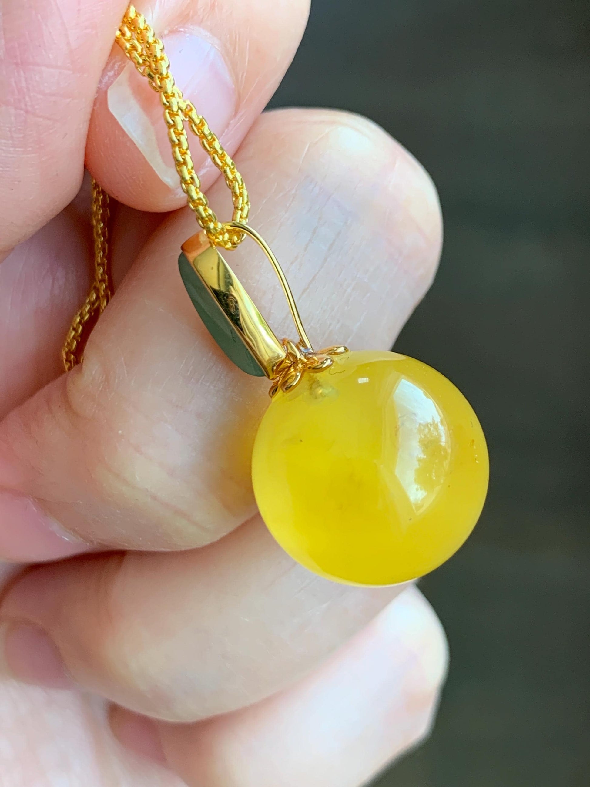 Certified Natural Grade A Icy Translucent Green Jadeite Natural Honey Beewax Sphere Pendant 18K Yellow Gold 3.58g 天然冰果绿翡翠马眼蜜蜡单珠镶嵌吊坠 9474