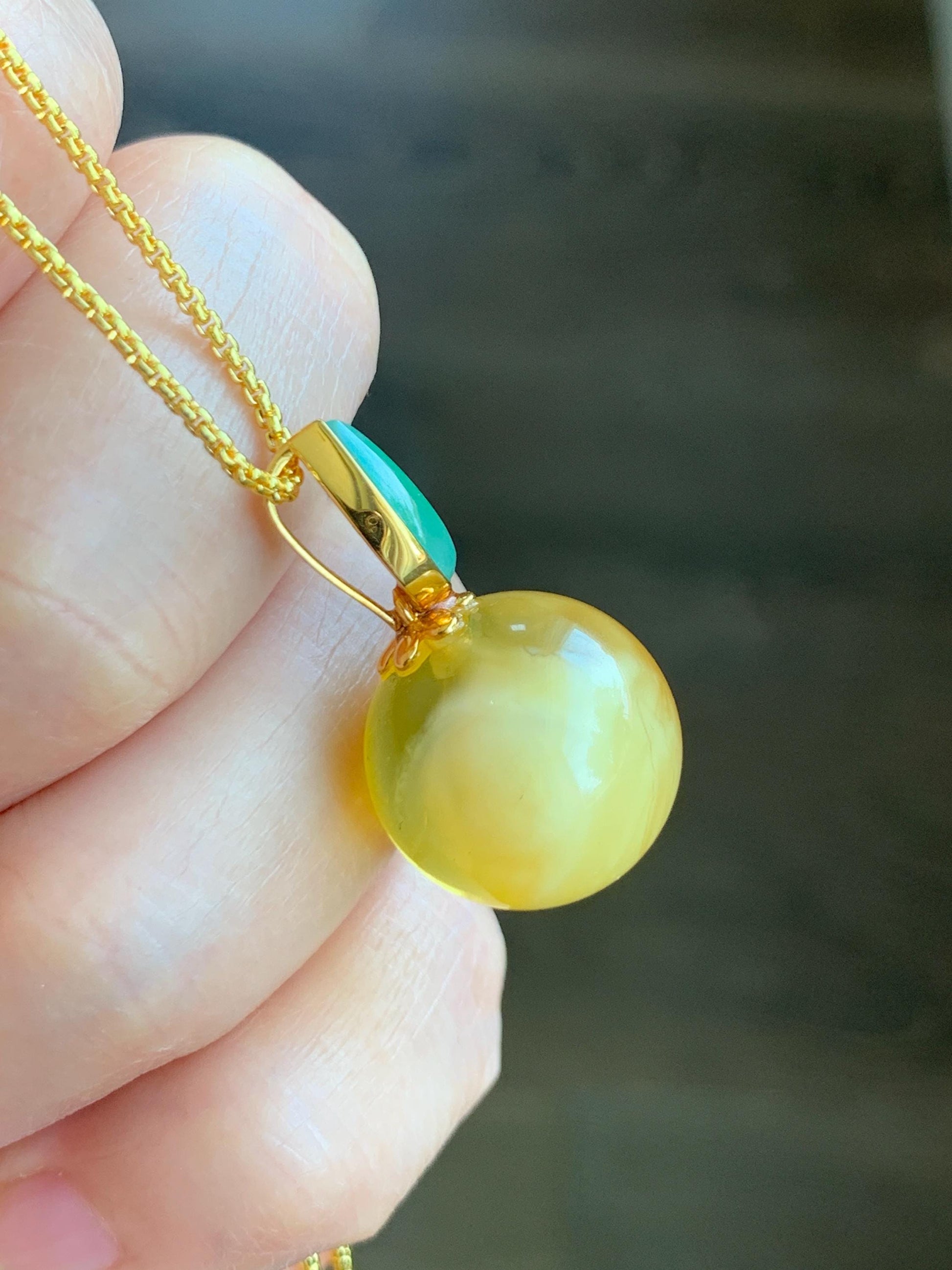 Certified Natural Grade A Icy Translucent Green Jadeite Natural Honey Beewax Sphere Pendant 18K Yellow Gold 3.58g 天然冰果绿翡翠马眼蜜蜡单珠镶嵌吊坠 9474