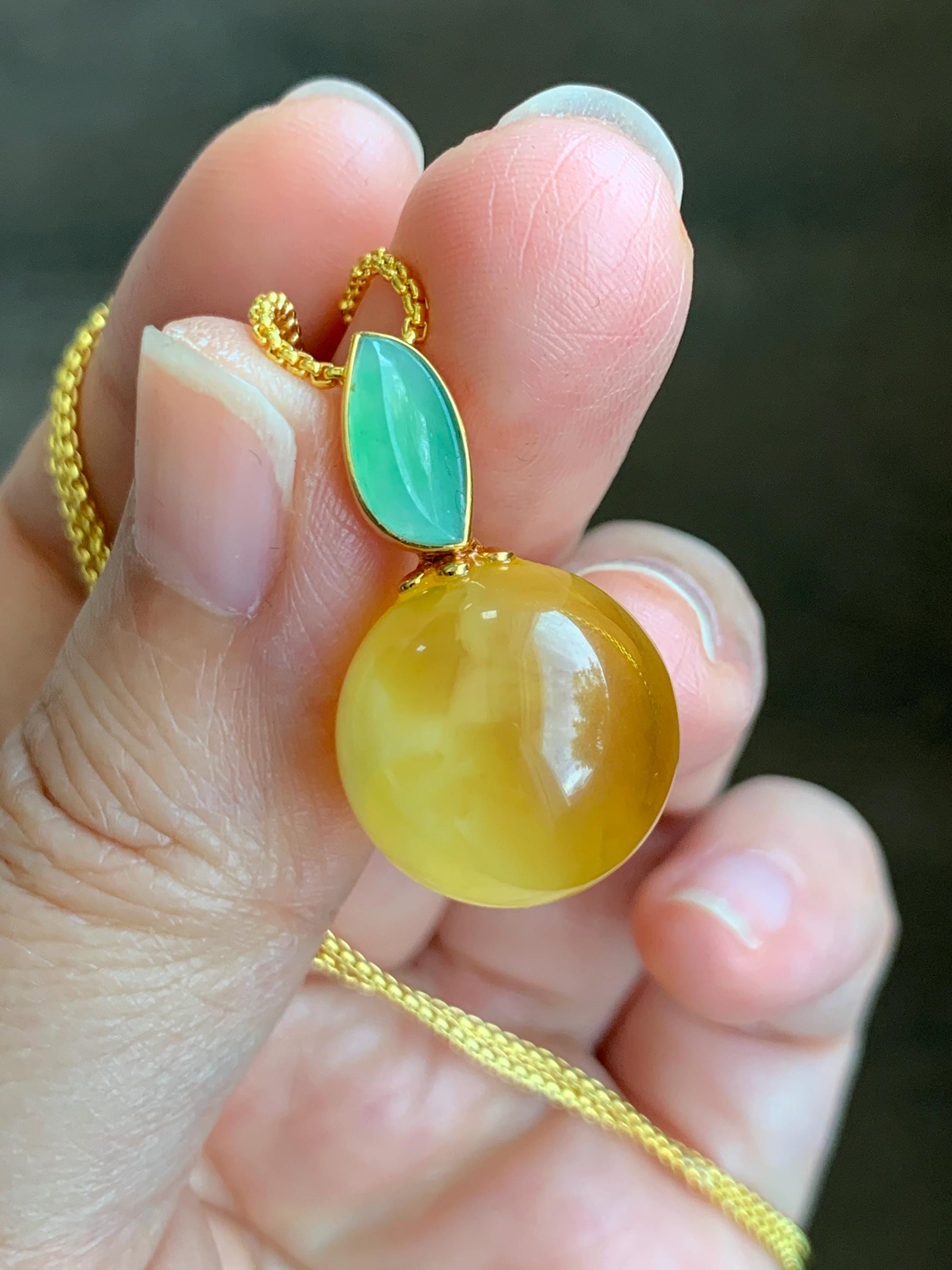 Certified Natural Grade A Icy Translucent Green Jadeite Natural Honey Beewax Sphere Pendant 18K Yellow Gold 3.58g 天然冰果绿翡翠马眼蜜蜡单珠镶嵌吊坠 9474