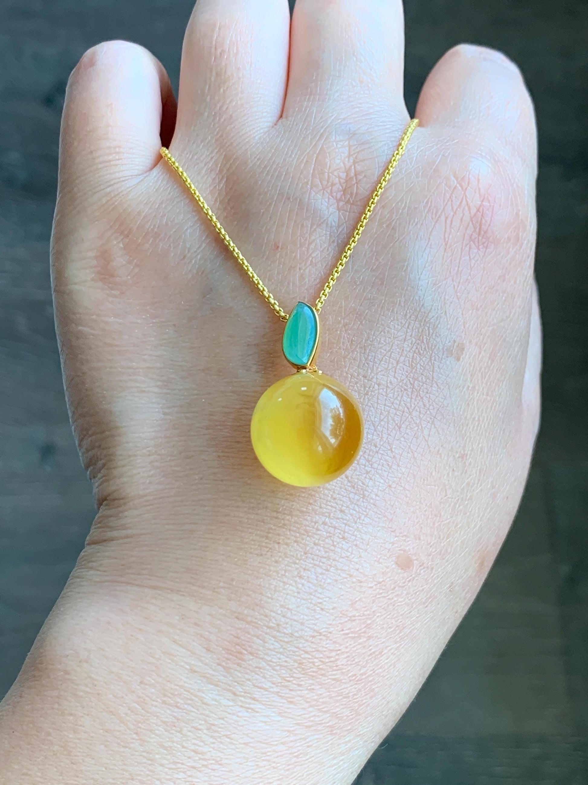 Certified Natural Grade A Icy Translucent Green Jadeite Natural Honey Beewax Sphere Pendant 18K Yellow Gold 3.58g 天然冰果绿翡翠马眼蜜蜡单珠镶嵌吊坠 9474