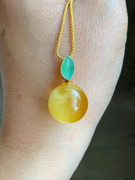 Certified Natural Grade A Icy Translucent Green Jadeite Natural Honey Beewax Sphere Pendant 18K Yellow Gold 3.58g 天然冰果绿翡翠马眼蜜蜡单珠镶嵌吊坠 9474