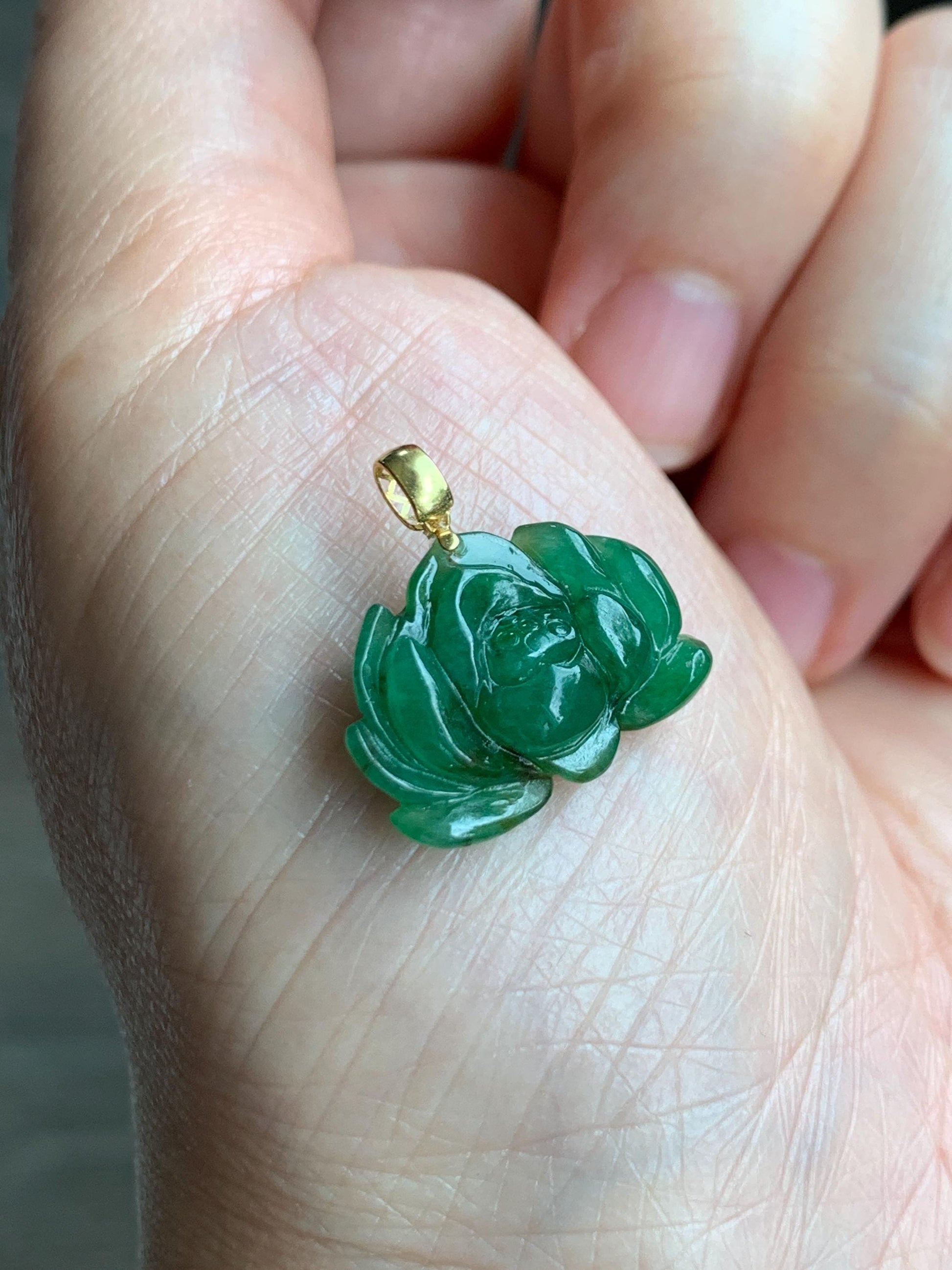 Natural Grade A Icy Translucent Gelatinous Intense Green Jade Jadeite Lotus Flower Pendant 18K Yellow Gold 2g 天然冰胶浓绿翡翠荷花镶嵌吊坠 MNL260