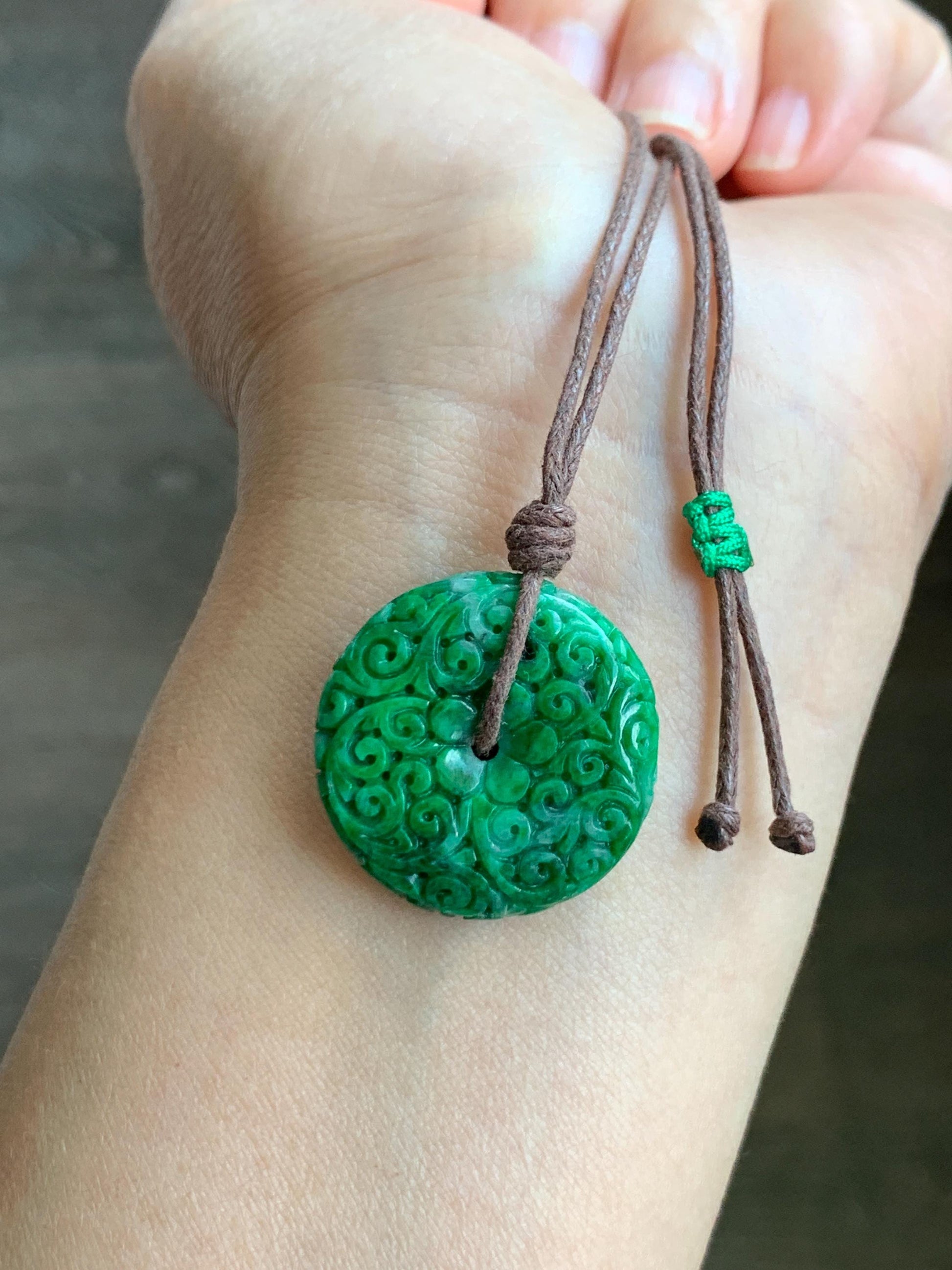 Certified Natural Grade A Icy Vibrant Hot Green Jade Jadeite Engraved Donut Ping An Kou Pendant Rope Necklace 8.61g 天然辣绿花青翡翠仿古雕平安扣吊坠 3904
