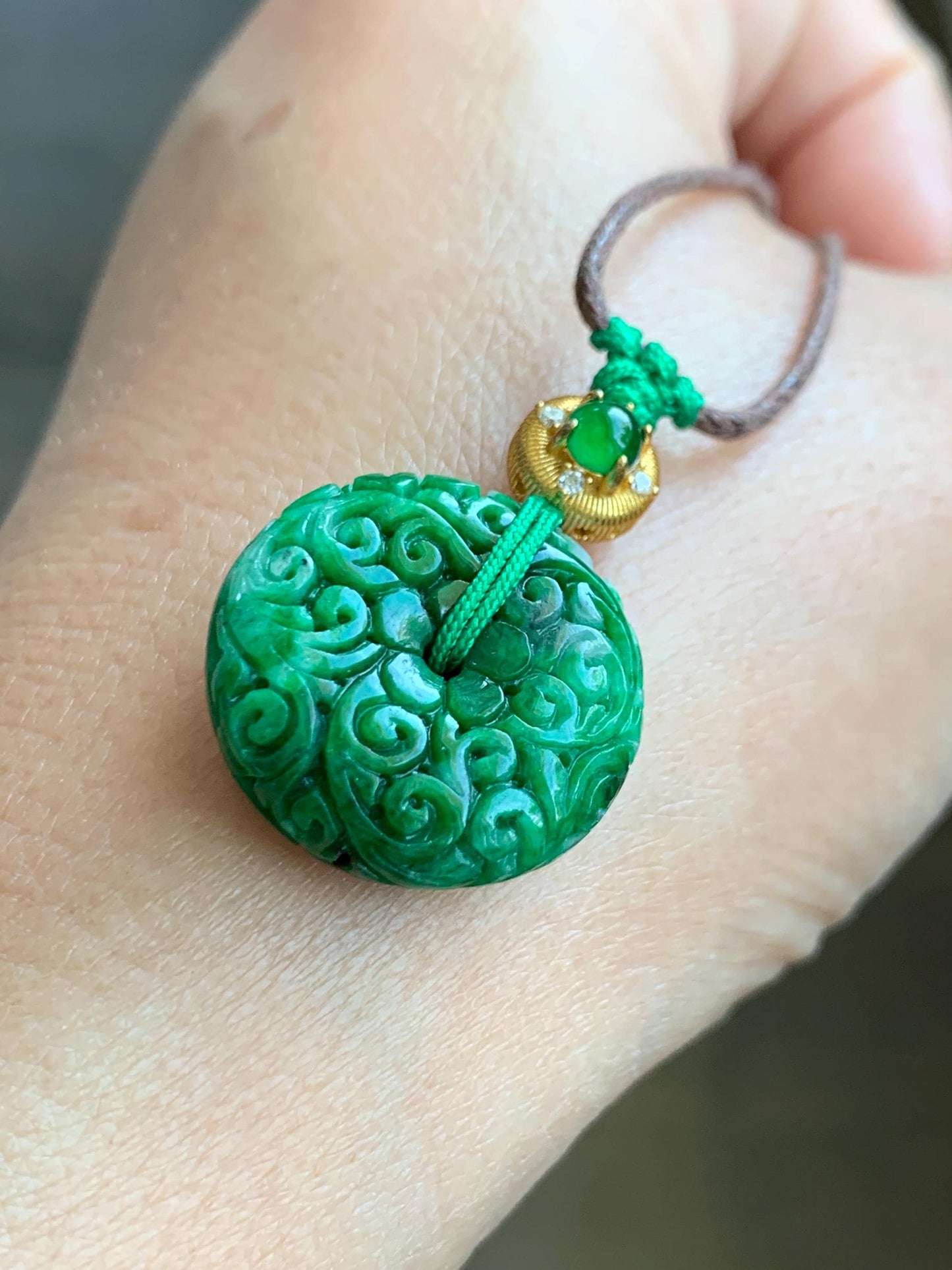 Certified Natural Grade A Icy Vibrant Hot Green Jade Jadeite Engraved Donut Ping An Kou Pendant Rope Necklace 5.72g 天然辣绿花青翡翠仿古雕平安扣吊坠 3903