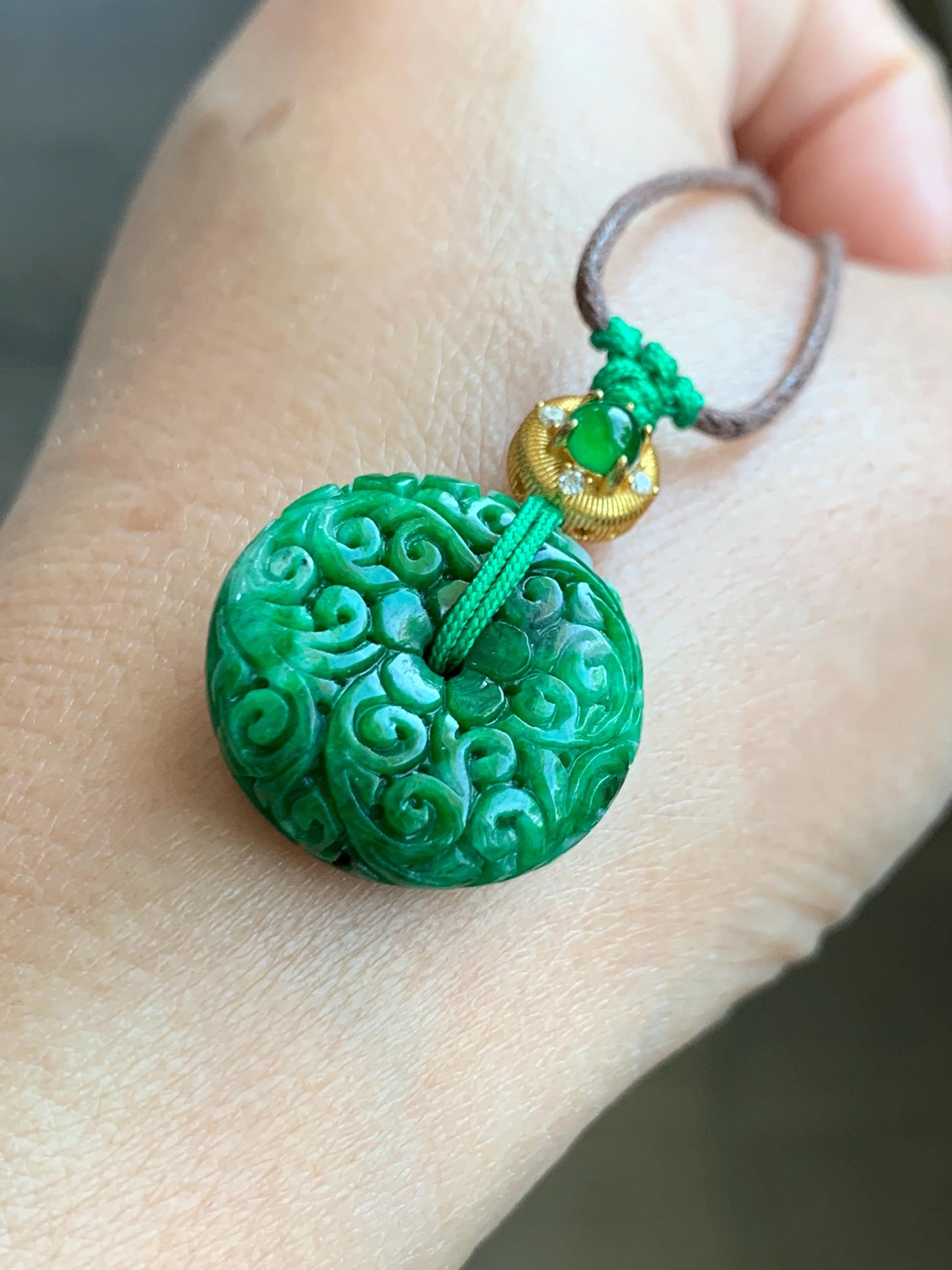 Certified Natural Grade A Icy Vibrant Hot Green Jade Jadeite Engraved Donut Ping An Kou Pendant Rope Necklace 5.72g 天然辣绿花青翡翠仿古雕平安扣吊坠 3903