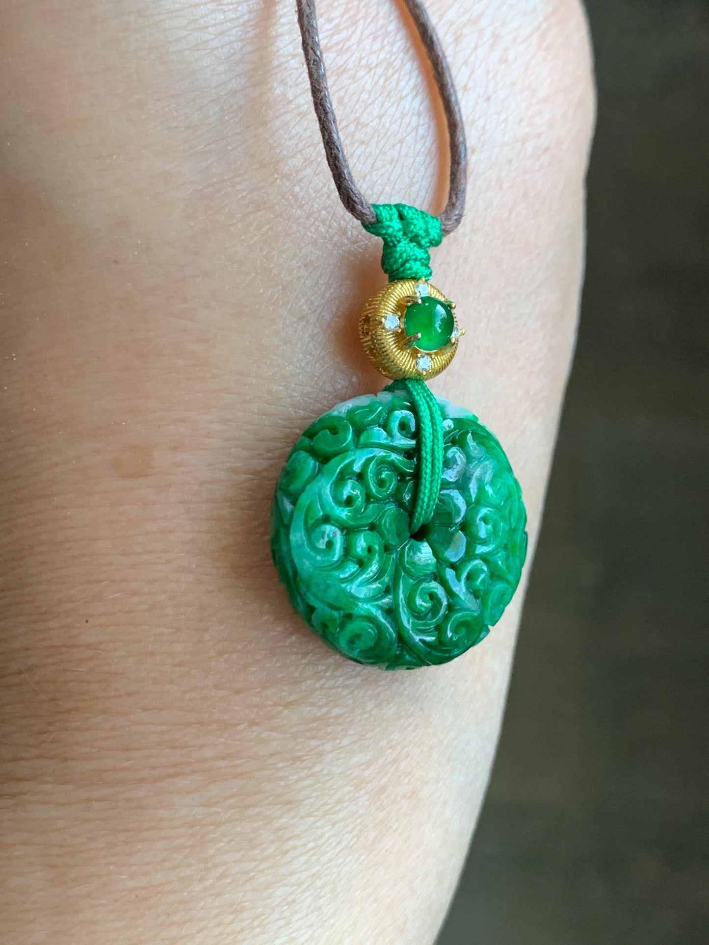 Certified Natural Grade A Icy Vibrant Hot Green Jade Jadeite Engraved Donut Ping An Kou Pendant Rope Necklace 5.72g 天然辣绿花青翡翠仿古雕平安扣吊坠 3903