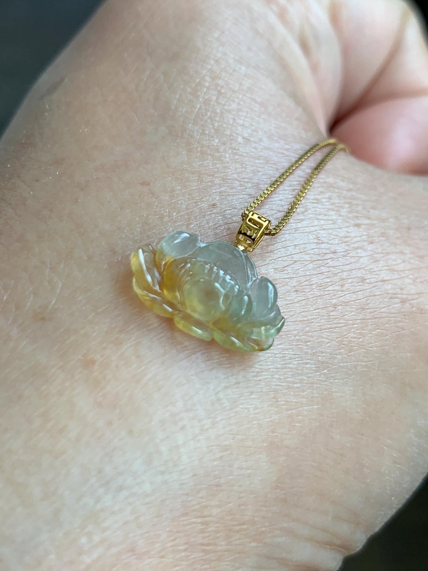 Grade A Natural Icy Highly Translucent Beige Yellow Marbled Jadeite Lotus Flower Petite Pendant 18K Yellow Gold 天然冰糖黄翡翠迷你莲花镶嵌吊坠 XML250B