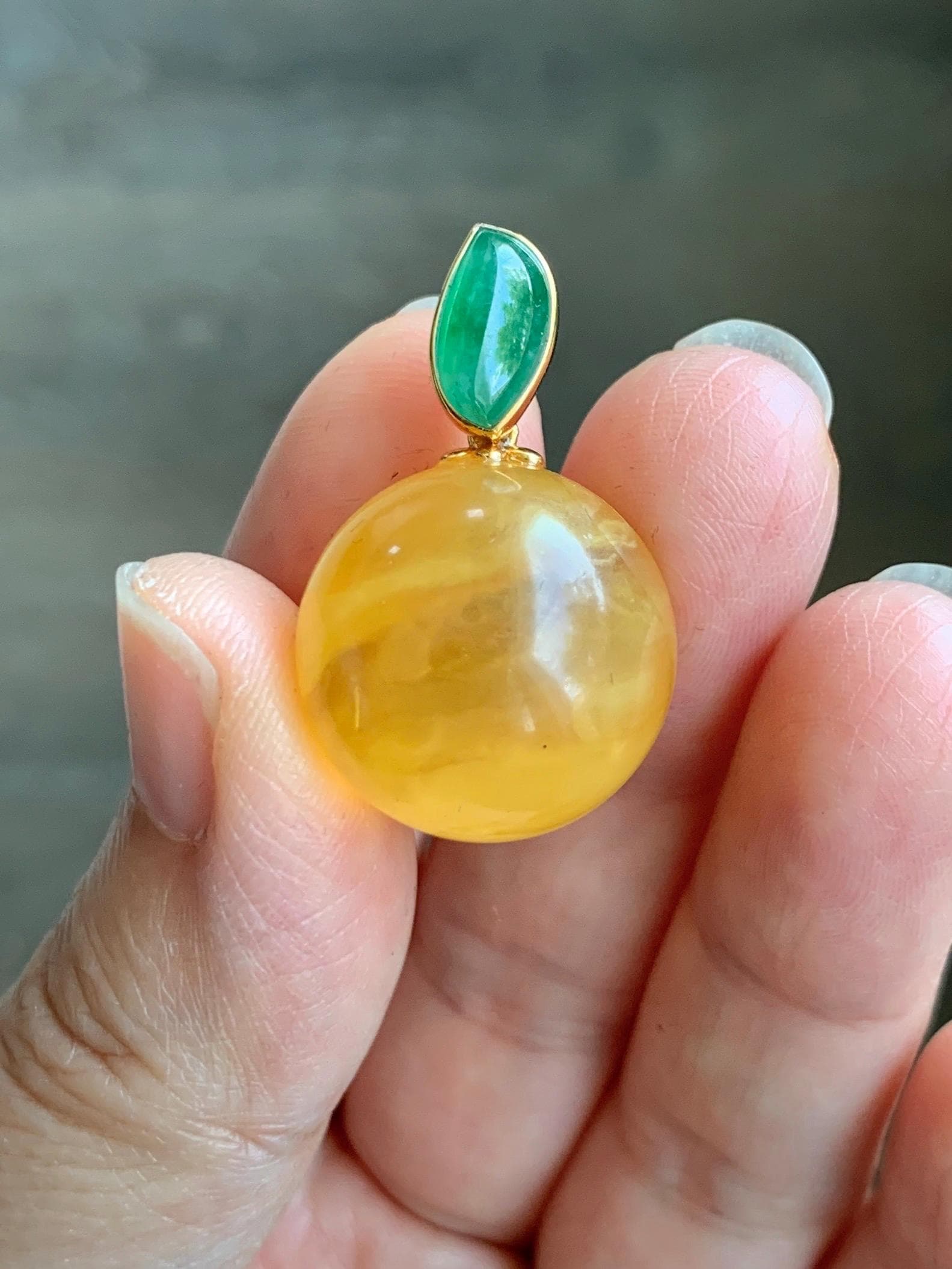 Certified Natural Grade A Icy Translucent Green Jadeite Natural Rich Honey Beewax Sphere Pendant 18K Yellow Gold 4.99g 天然冰绿翡翠马眼蜜蜡单珠镶嵌吊坠 9475