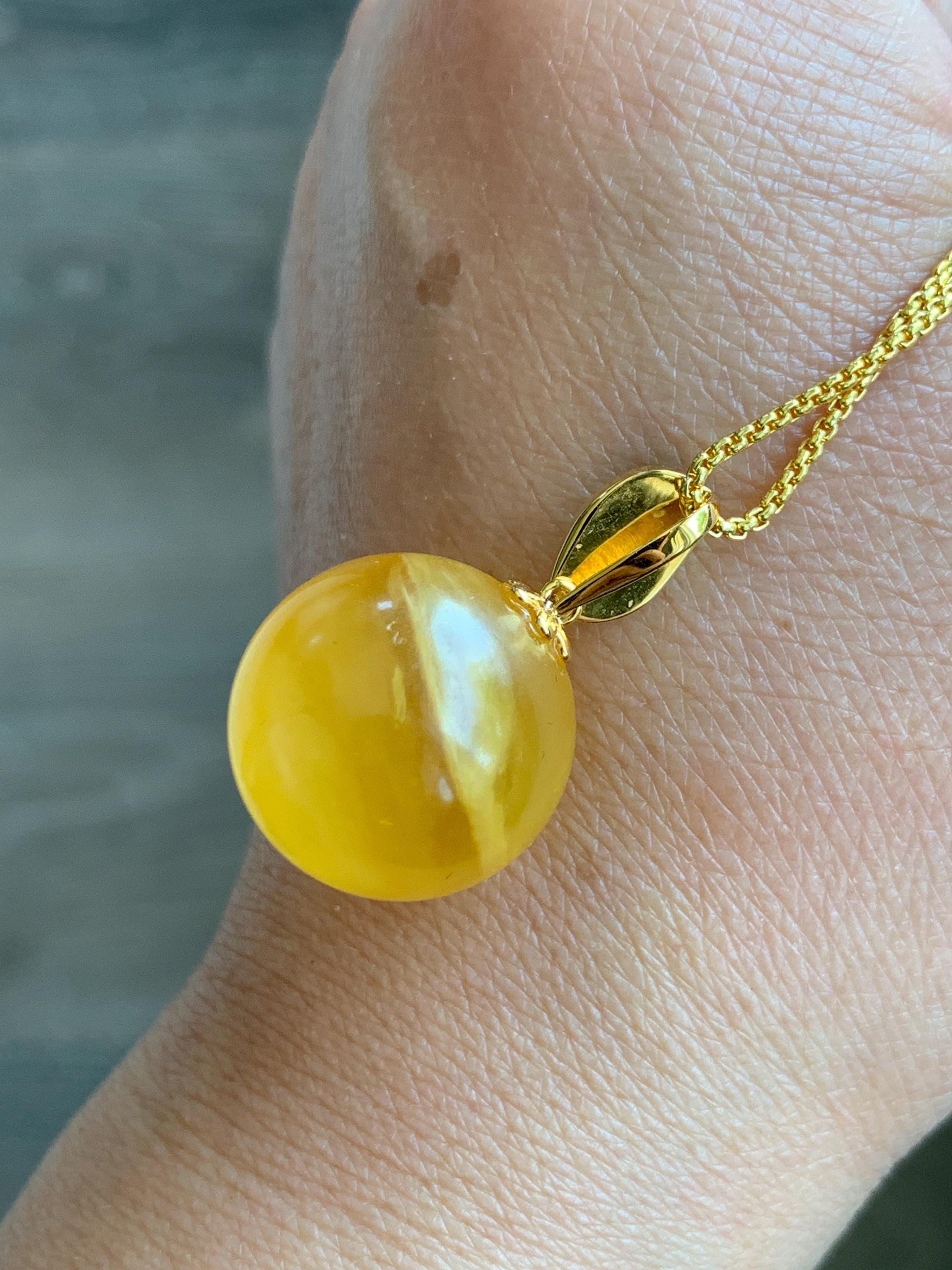 Certified Natural Grade A Icy Translucent Green Jadeite Natural Rich Honey Beewax Sphere Pendant 18K Yellow Gold 4.99g 天然冰绿翡翠马眼蜜蜡单珠镶嵌吊坠 9475