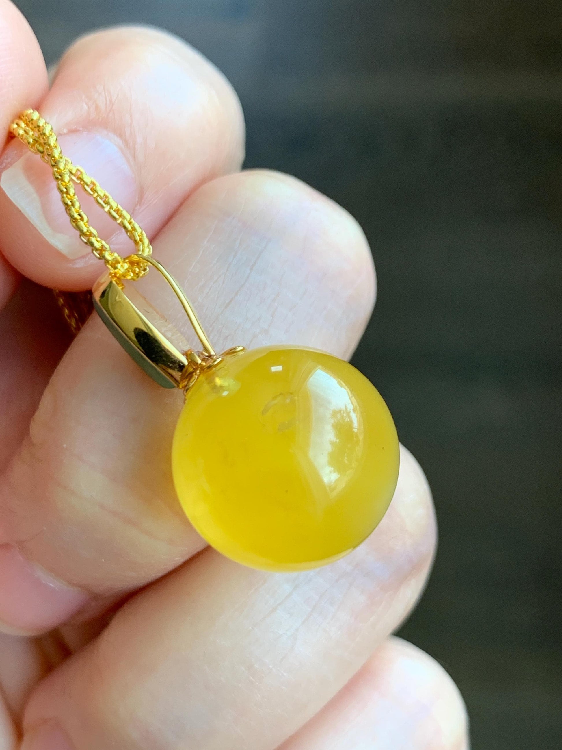 Certified Natural Grade A Icy Translucent Green Jadeite Natural Honey Beewax Sphere Pendant 18K Yellow Gold 3.58g 天然冰果绿翡翠马眼蜜蜡单珠镶嵌吊坠 9474