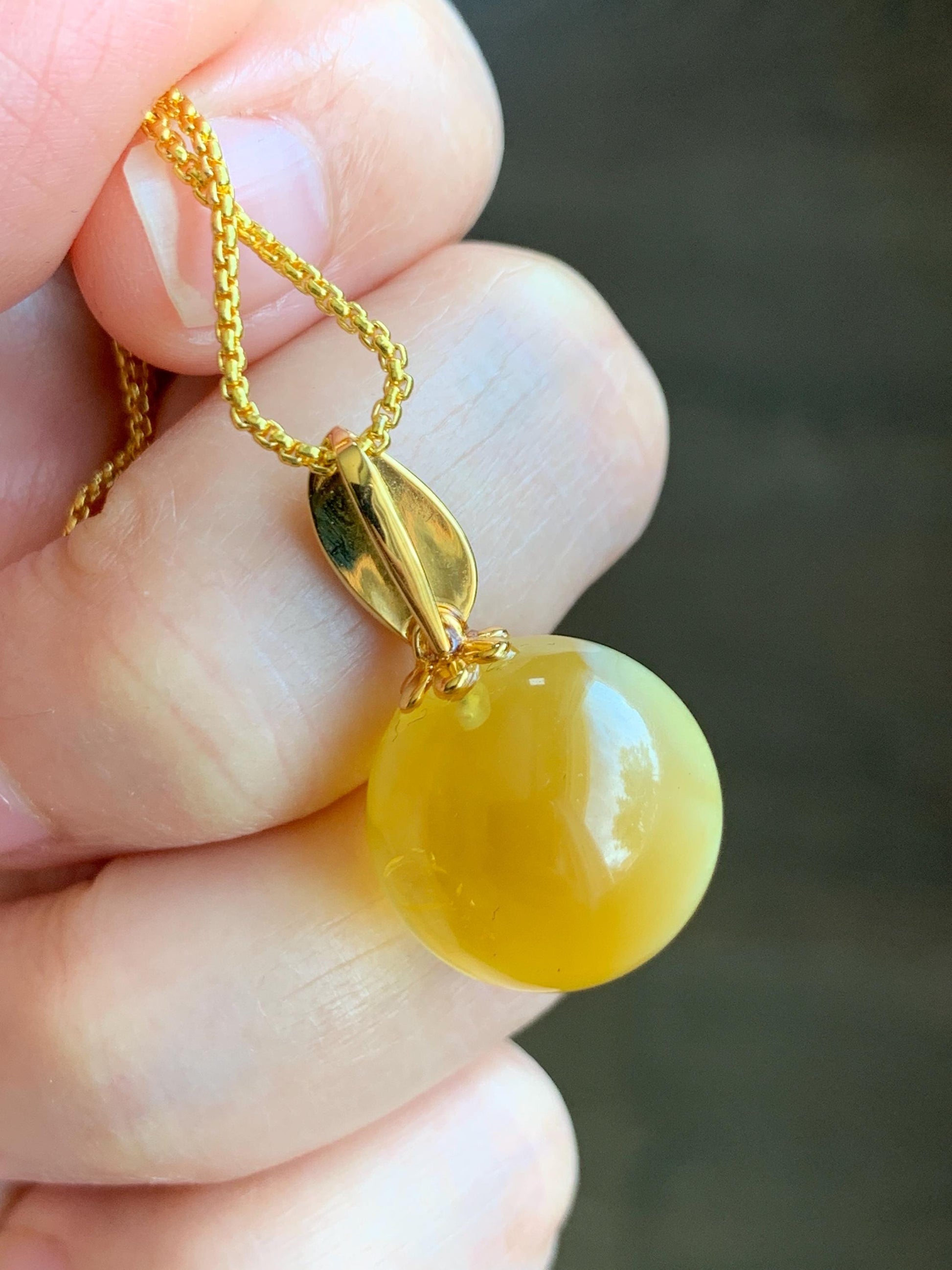 Certified Natural Grade A Icy Translucent Green Jadeite Natural Honey Beewax Sphere Pendant 18K Yellow Gold 3.58g 天然冰果绿翡翠马眼蜜蜡单珠镶嵌吊坠 9474