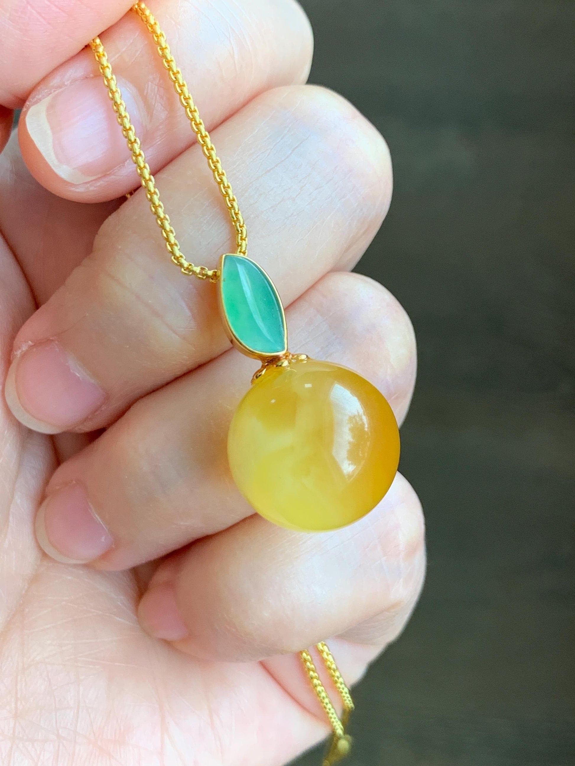 Certified Natural Grade A Icy Translucent Green Jadeite Natural Honey Beewax Sphere Pendant 18K Yellow Gold 3.58g 天然冰果绿翡翠马眼蜜蜡单珠镶嵌吊坠 9474
