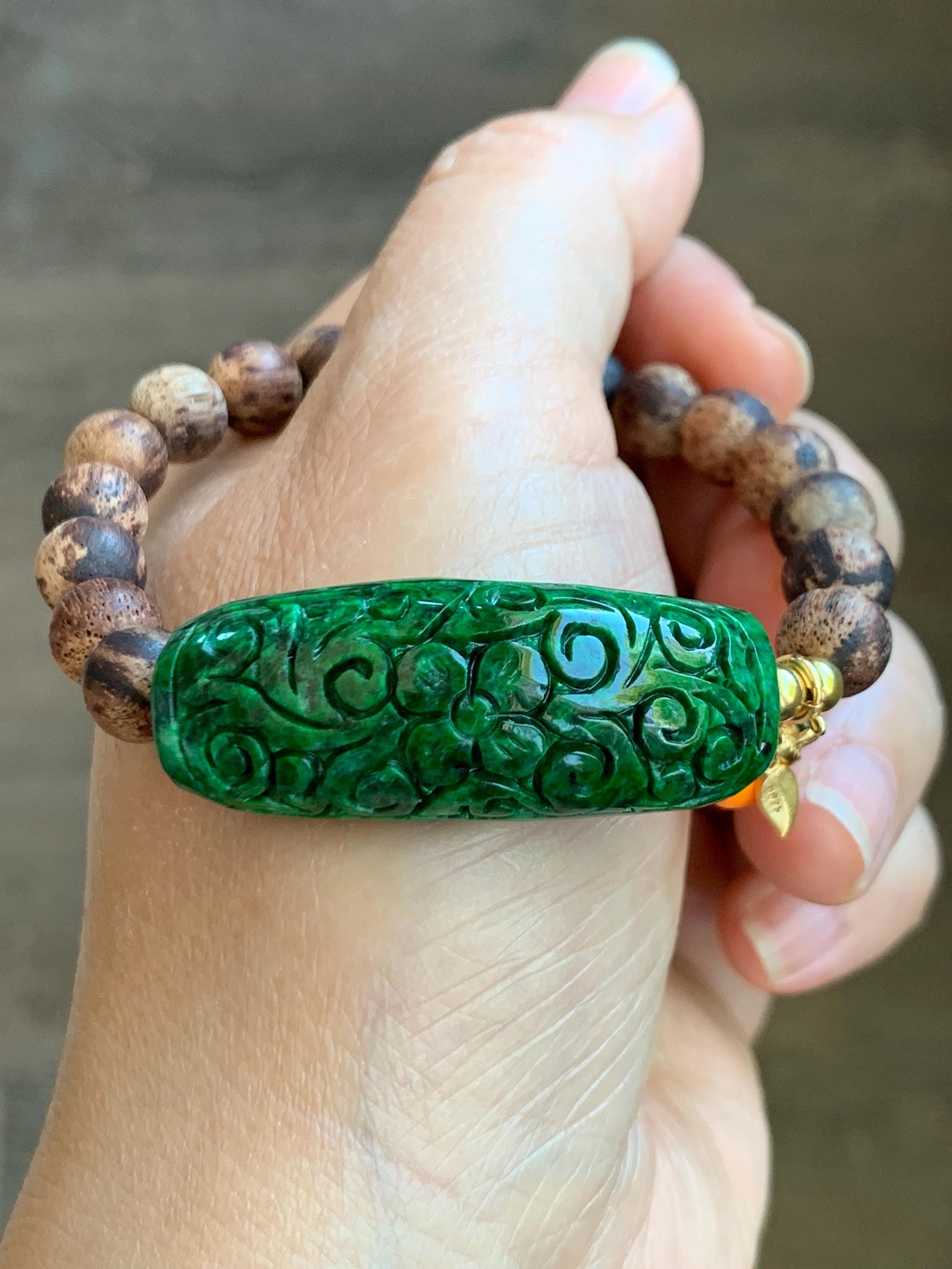 Certified Natural Grade A Vibrant Green Jadeite Engraved Cuff Wood Beads Beaded Bracelet Sterling Silver 7" 17g 天然辣绿花青翡翠仿古雕手牌降真香手串 8743