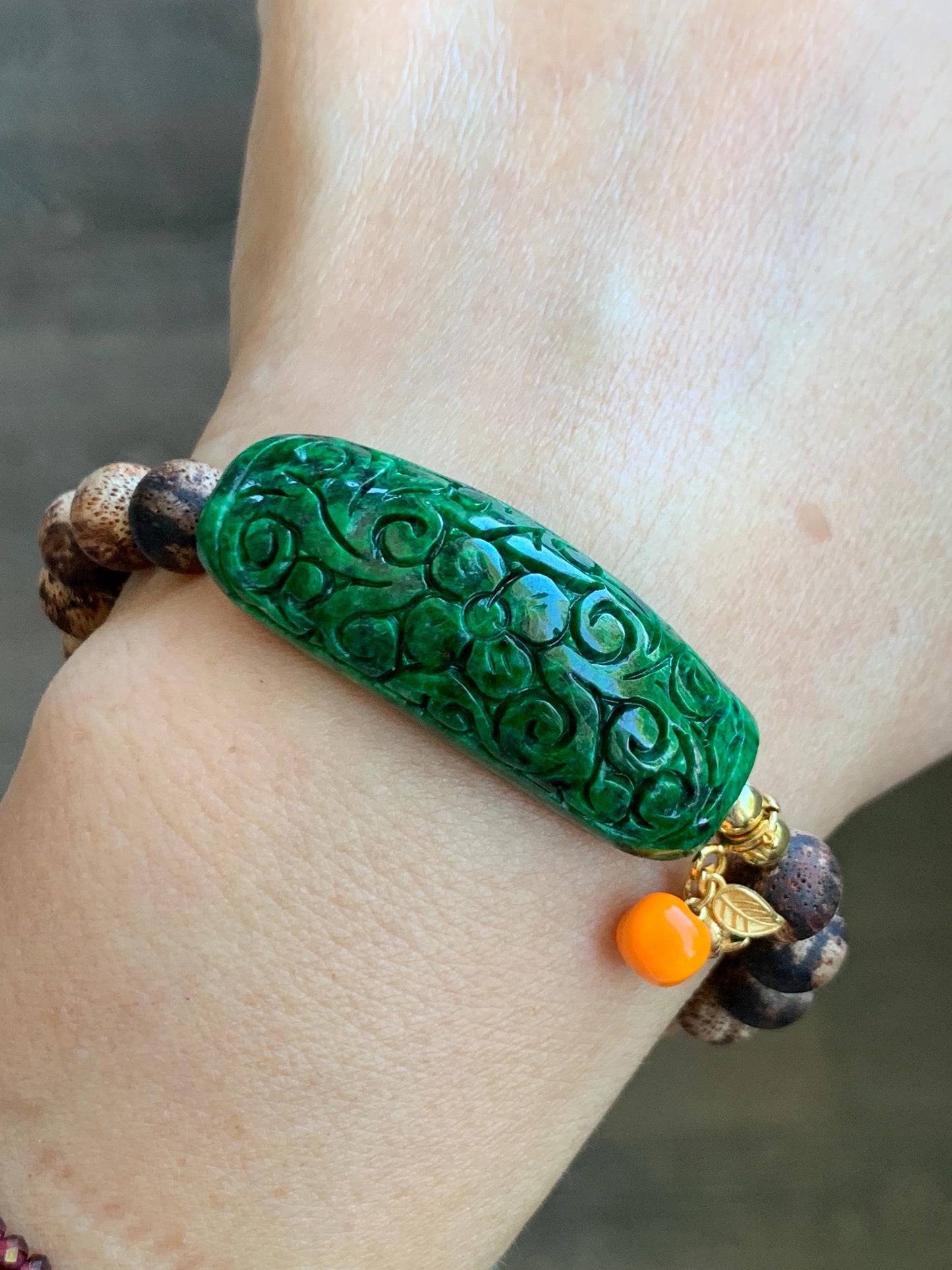 Certified Natural Grade A Vibrant Green Jadeite Engraved Cuff Wood Beads Beaded Bracelet Sterling Silver 7" 17g 天然辣绿花青翡翠仿古雕手牌降真香手串 8743