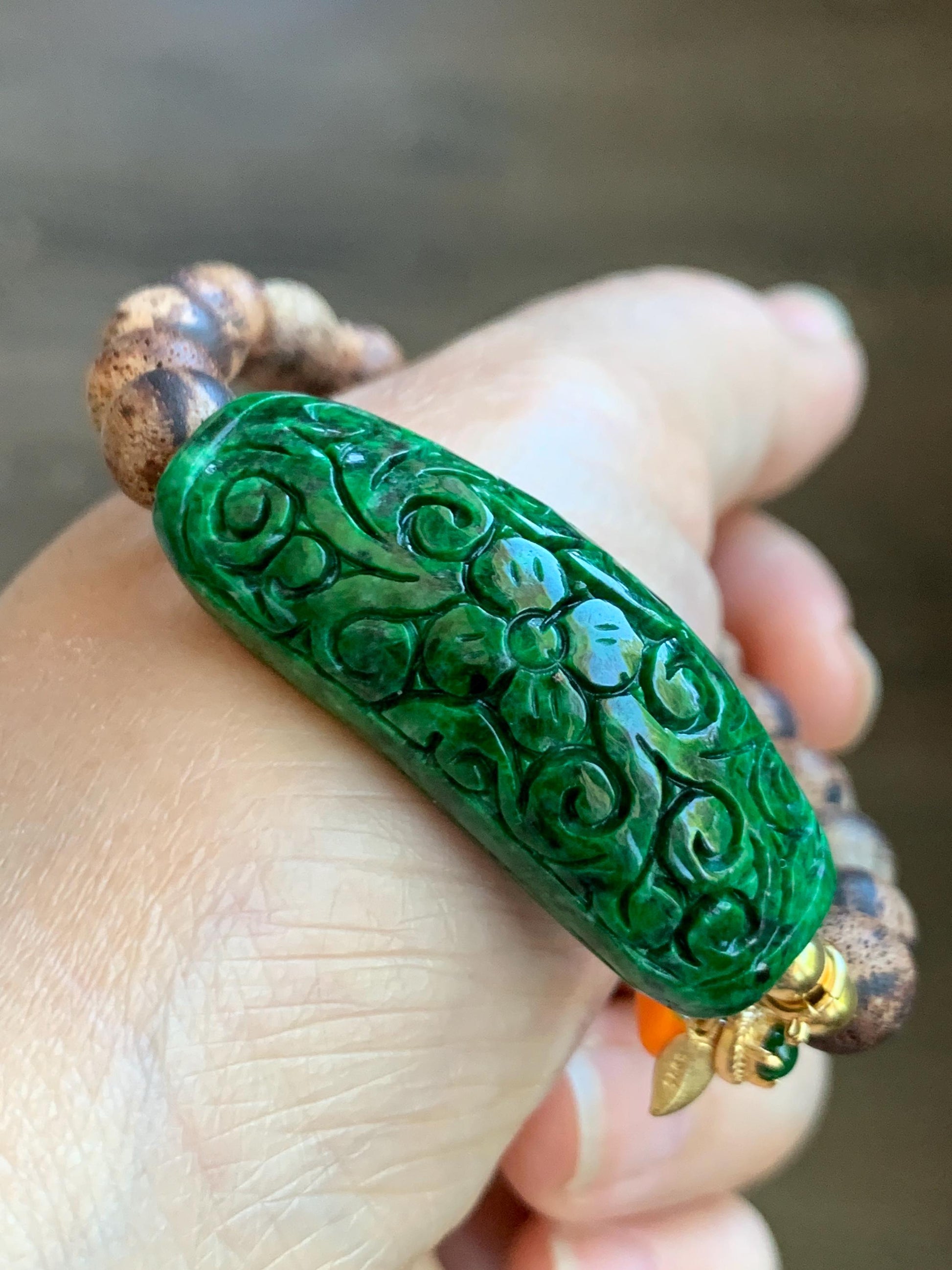 Certified Natural Grade A Vibrant Green Jadeite Engraved Cuff Wood Beads Beaded Bracelet Sterling Silver 7" 17g 天然辣绿花青翡翠仿古雕手牌降真香手串 8743