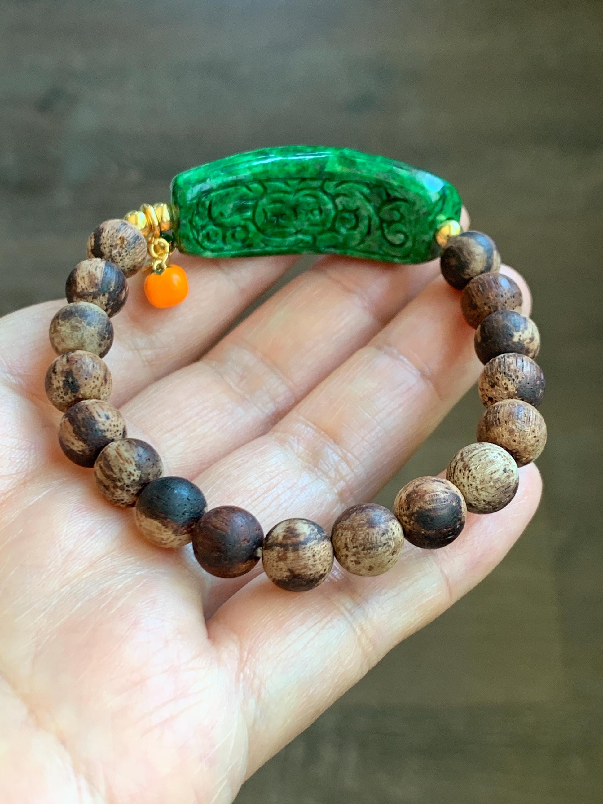 Certified Natural Grade A Vibrant Green Jadeite Engraved Cuff Wood Beads Beaded Bracelet Sterling Silver 7" 17g 天然辣绿花青翡翠仿古雕手牌降真香手串 8743