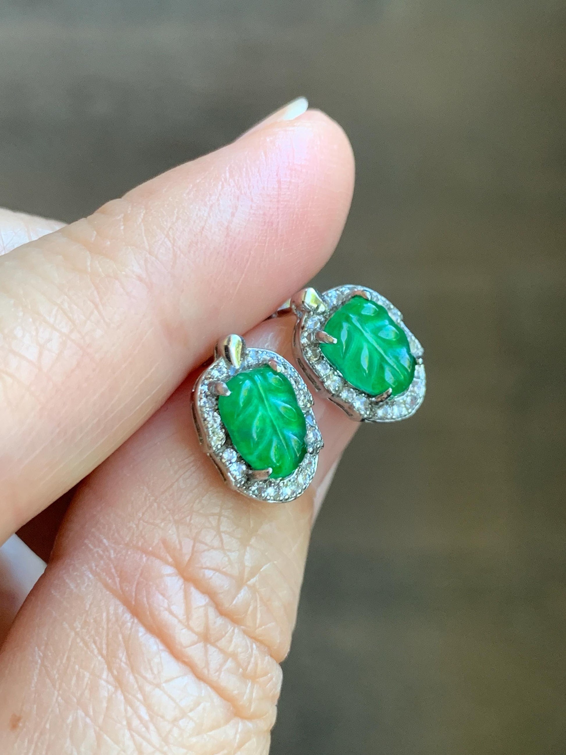 Natural Guatemalan Grade A Icy Translucent Vibrant Green Jade Jadeite Petite Leaf Stud Earrings Sterling Silver 天然冰危绿翡翠迷你叶子镶嵌耳钉 XWY66A